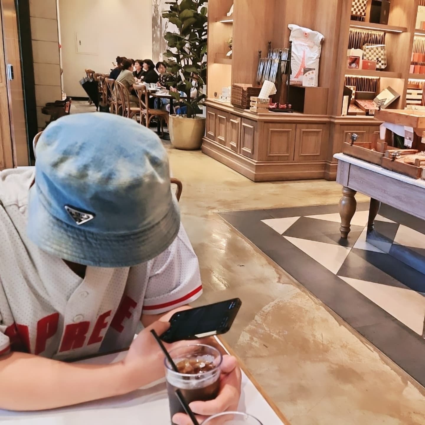 Supreme Ultrasuede Mesh Baseball Jersey Grey - 24SS, Prada Denim Bucket Hat Light Blue 착용 스타일 - 1