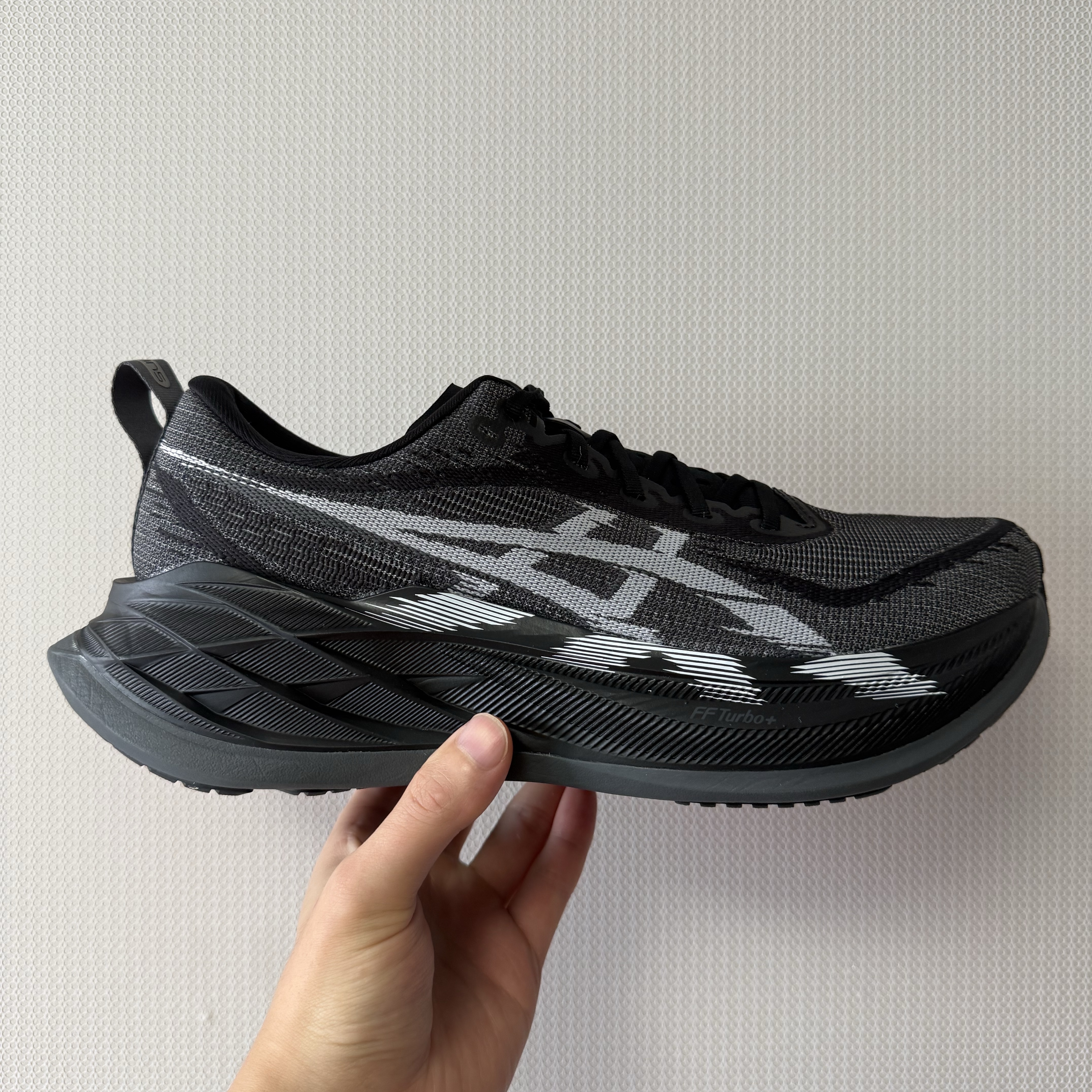 Asics Superblast 2 Black White 착용 스타일