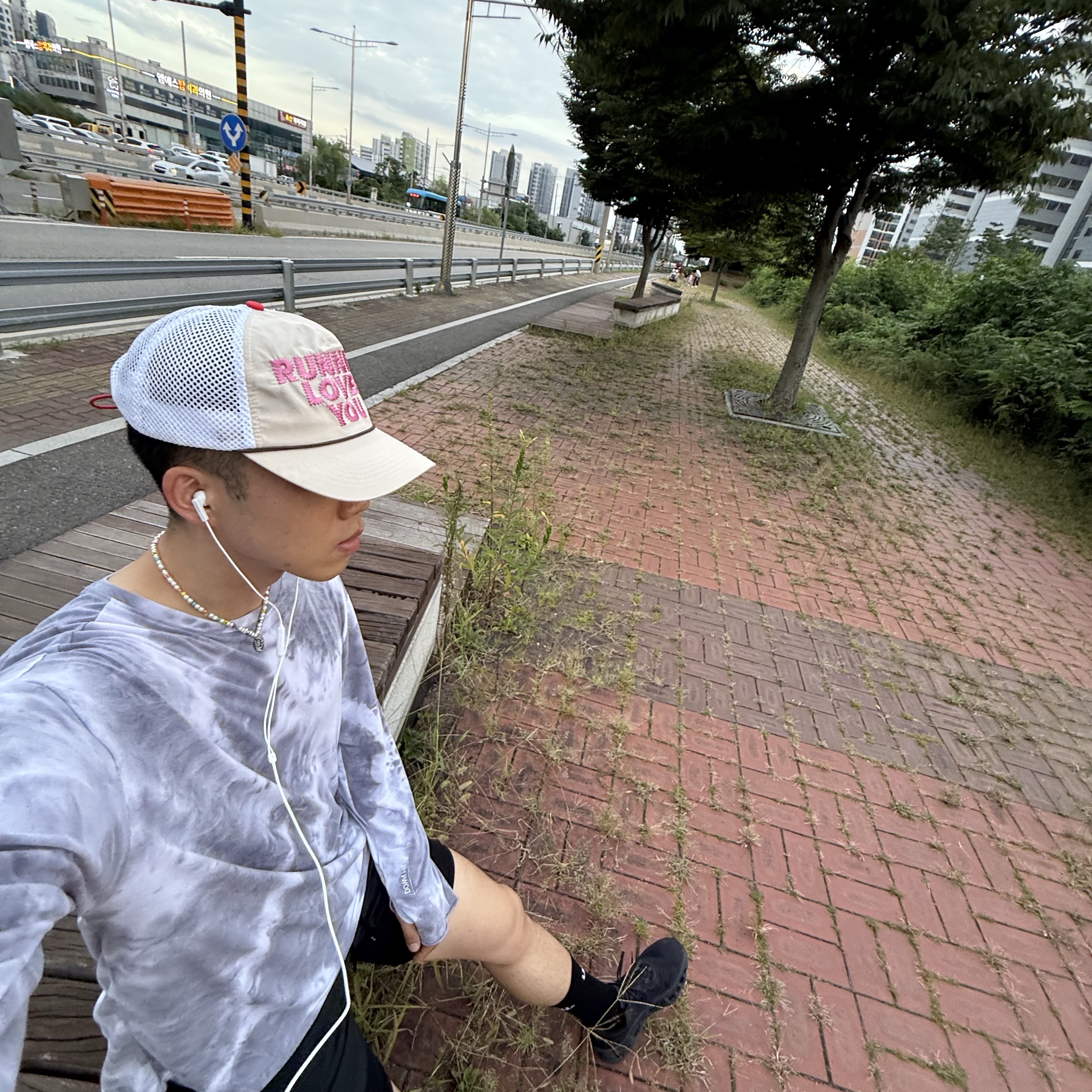 Alex Zono Running Loves You Trucker Hat OG Beige 착용 스타일 - 1