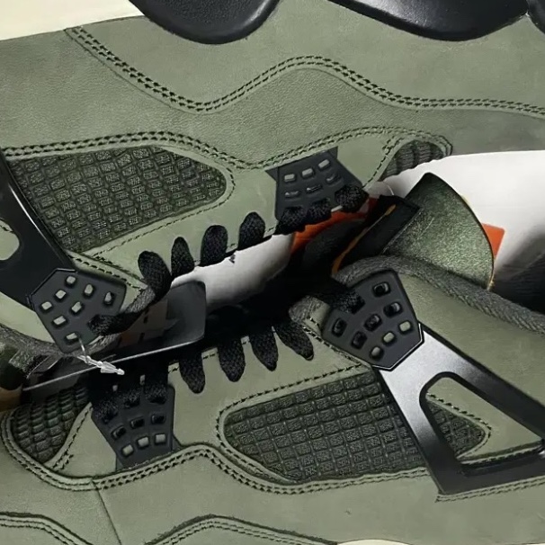 Jordan 4 x Undefeated Retro OG SP Deep Green and Clementine 착용 스타일