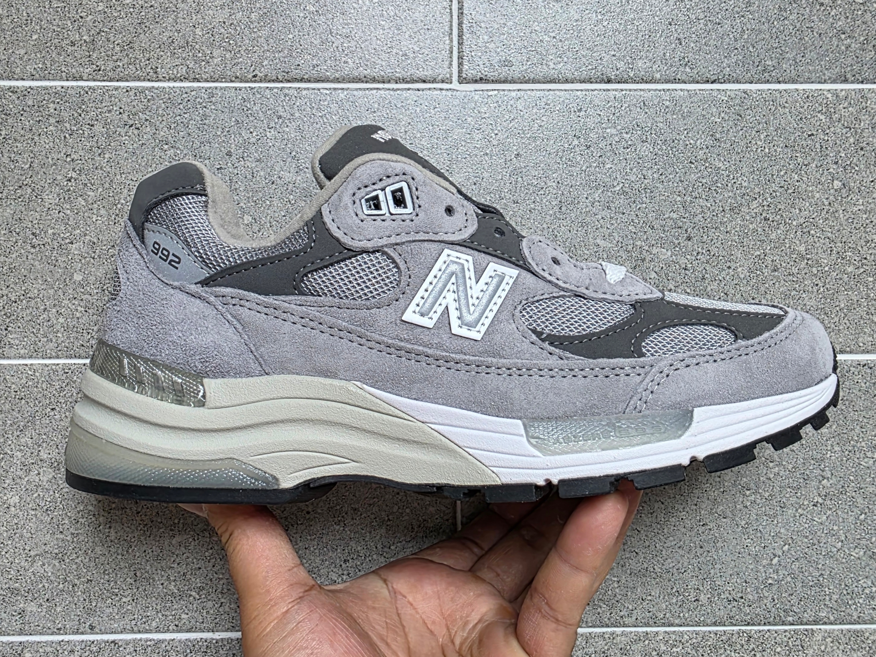 New Balance 992 Made in USA Core Grey Silver Metallic, New Balance 992 Made in USA Grey - D Standard 착용 스타일 - 1