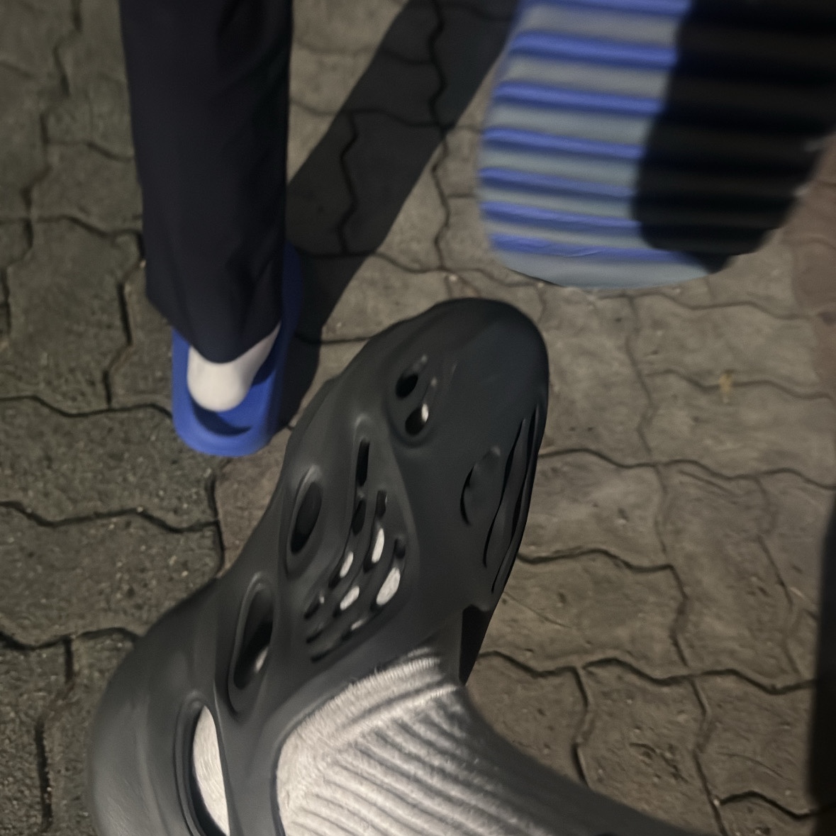 Adidas Yeezy Foam RNNR Carbon, Adidas Yeezy Slide Azure 착용 스타일