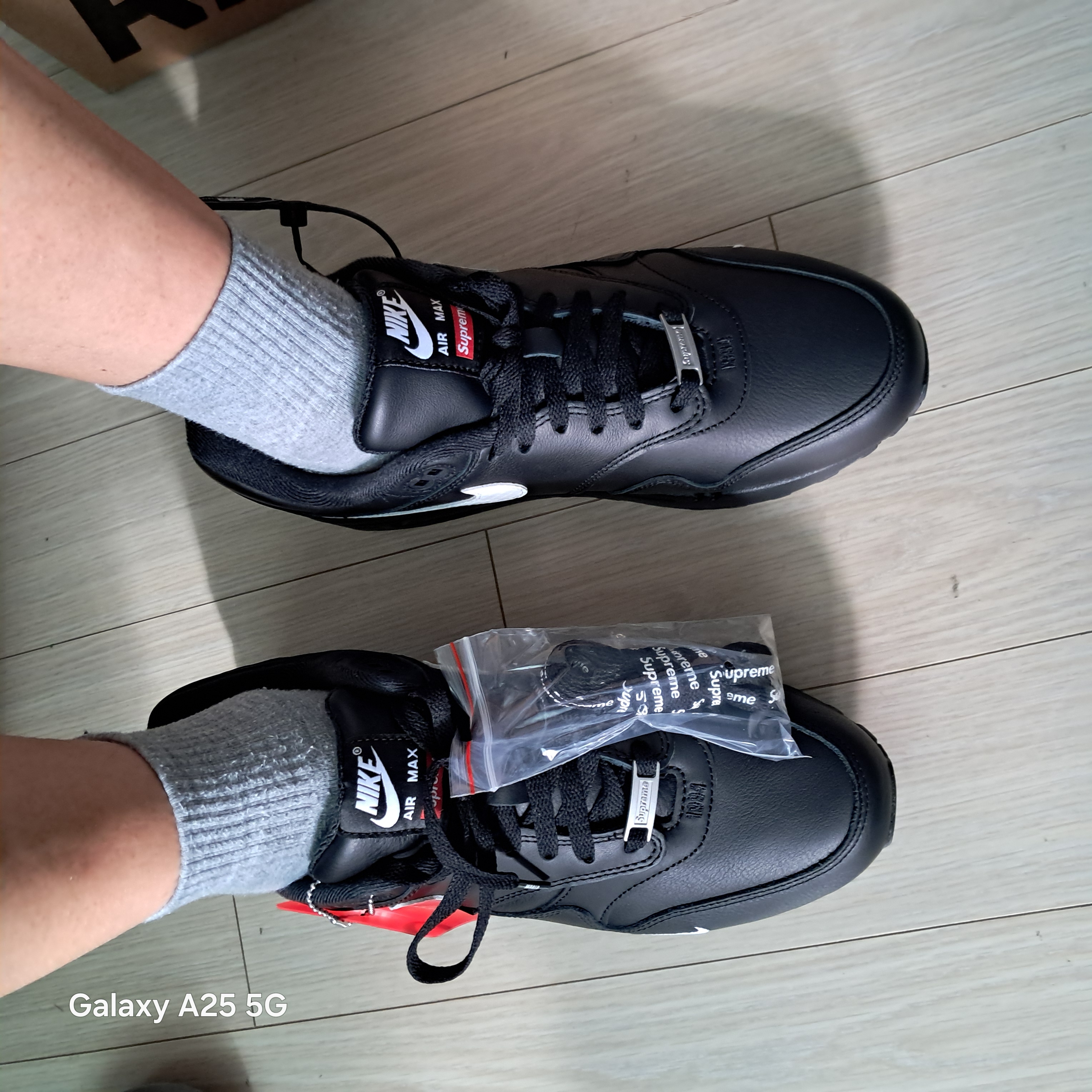 Nike x Supreme Air Max 1 '87 Black White - 25SS 착용 스타일 - 2
