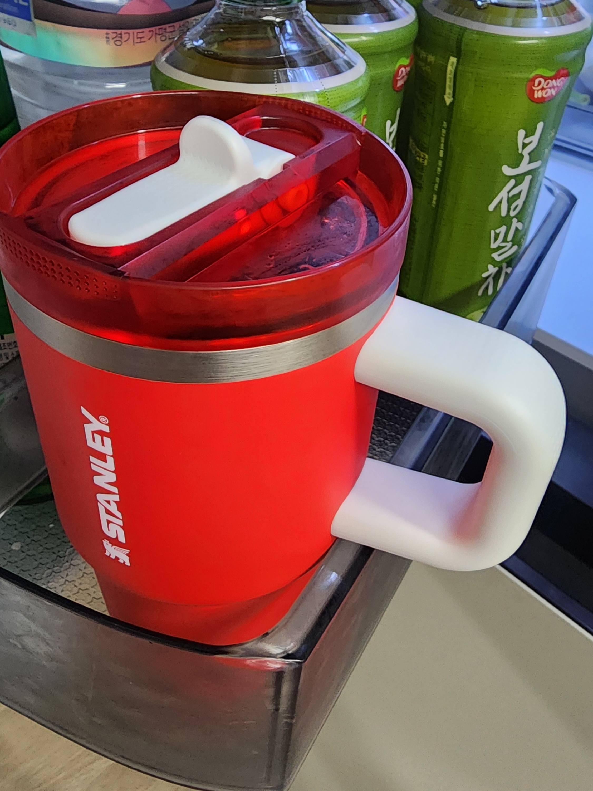 Stanley x Arsenal 1913 The Quencher ProTour Flip Straw Tumbler 591ml Arsenal DNA Red 착용 스타일