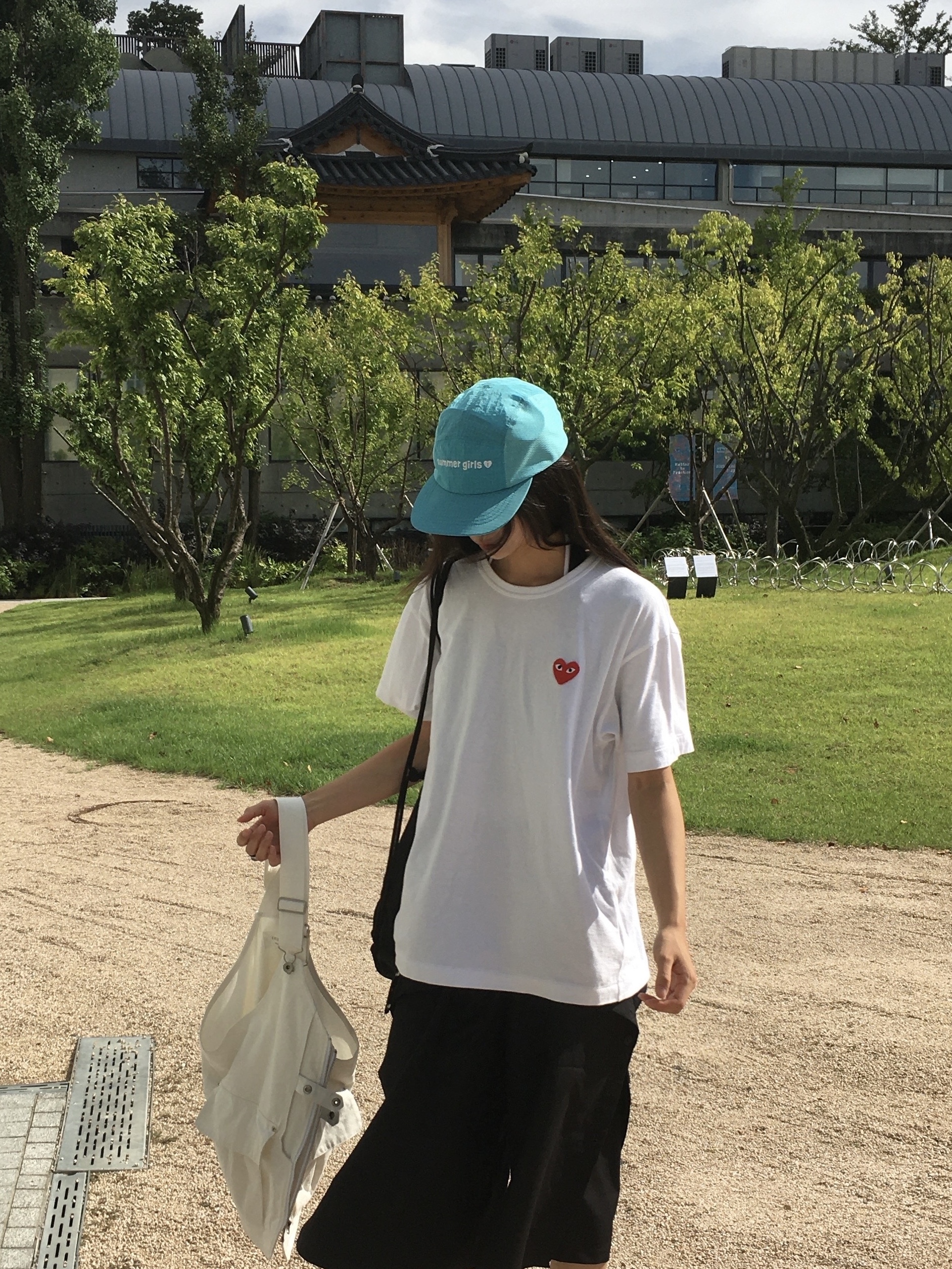 Play Comme des Garcons Red Heart T-Shirt White, Isummerly Summer Girls Nylon Camp Cap Mint 착용 스타일 - 3