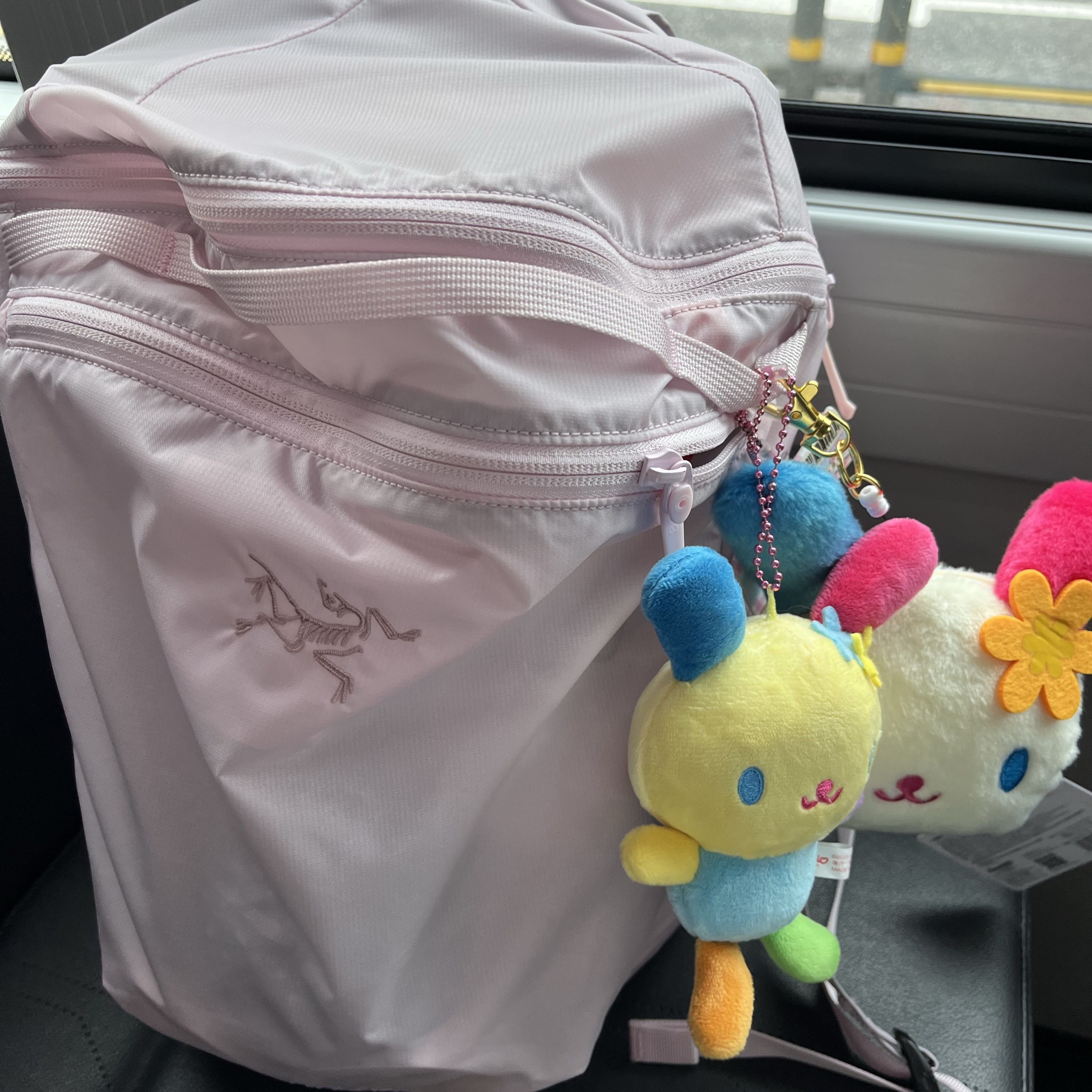 Arc'teryx Heliad 15 Backpack Pink Glow, Sanrio Usahana Mascot Holder 착용 스타일 - 2