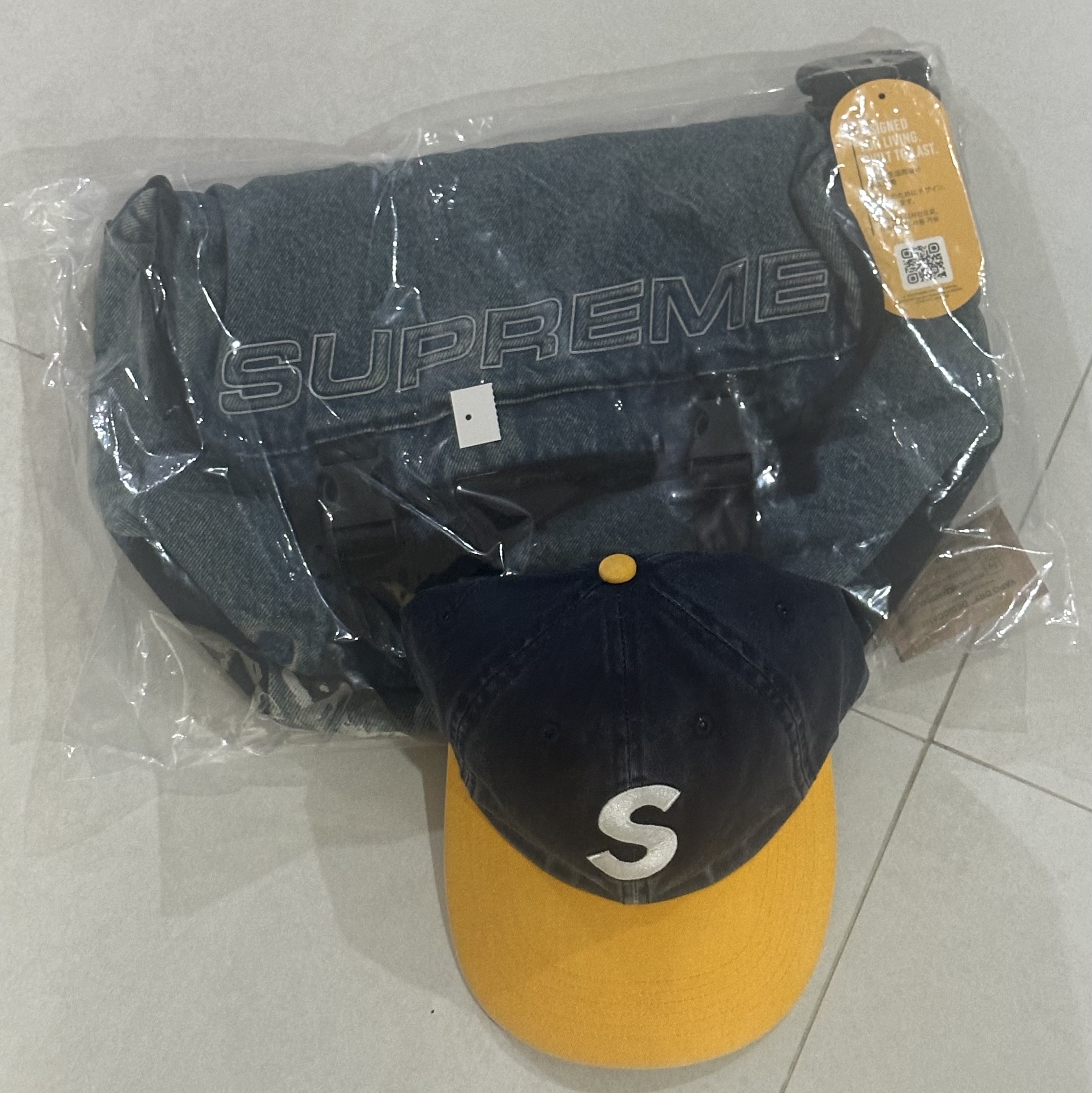 Supreme Denim Messenger Bag Washed Indigo - 25FW, Supreme Pigment Coated 2-Tone S Logo 6-Panel Navy - 25FW 착용 스타일