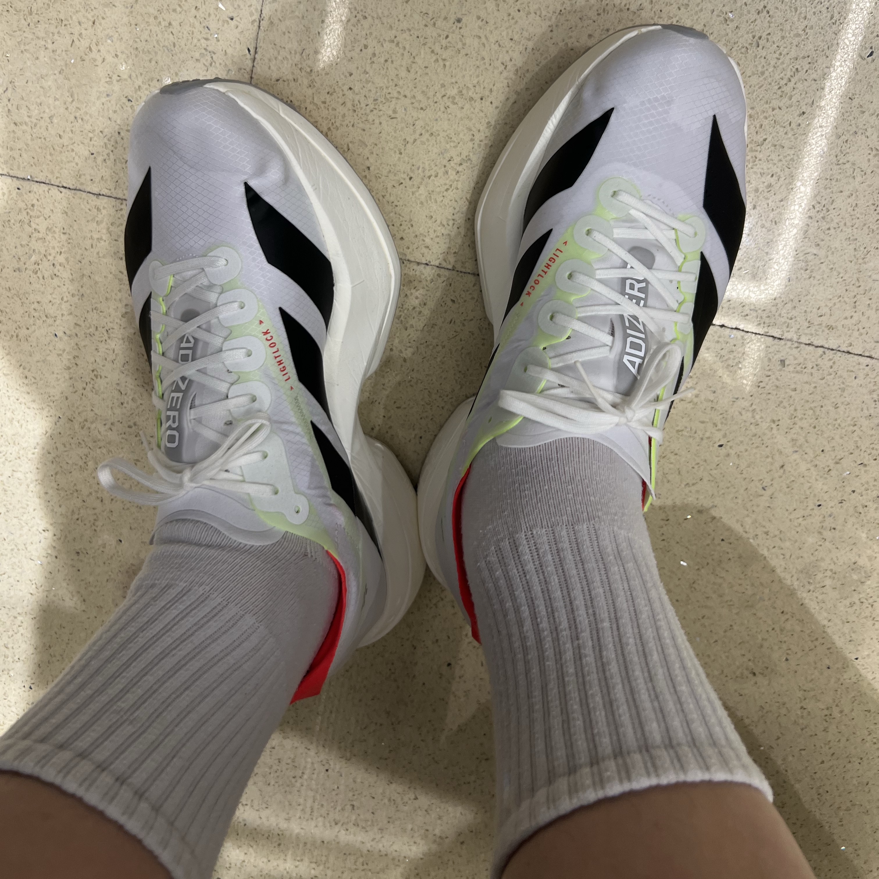 Adidas Adizero Adios Pro 4 Cloud White Core Black 착용 스타일