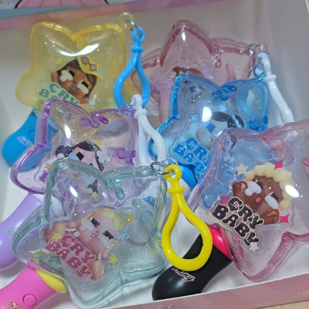 Pop Mart Crybaby Shiny Shiny Series Luminous Pendant Sealed Case (6 Blind Boxes) 착용 스타일