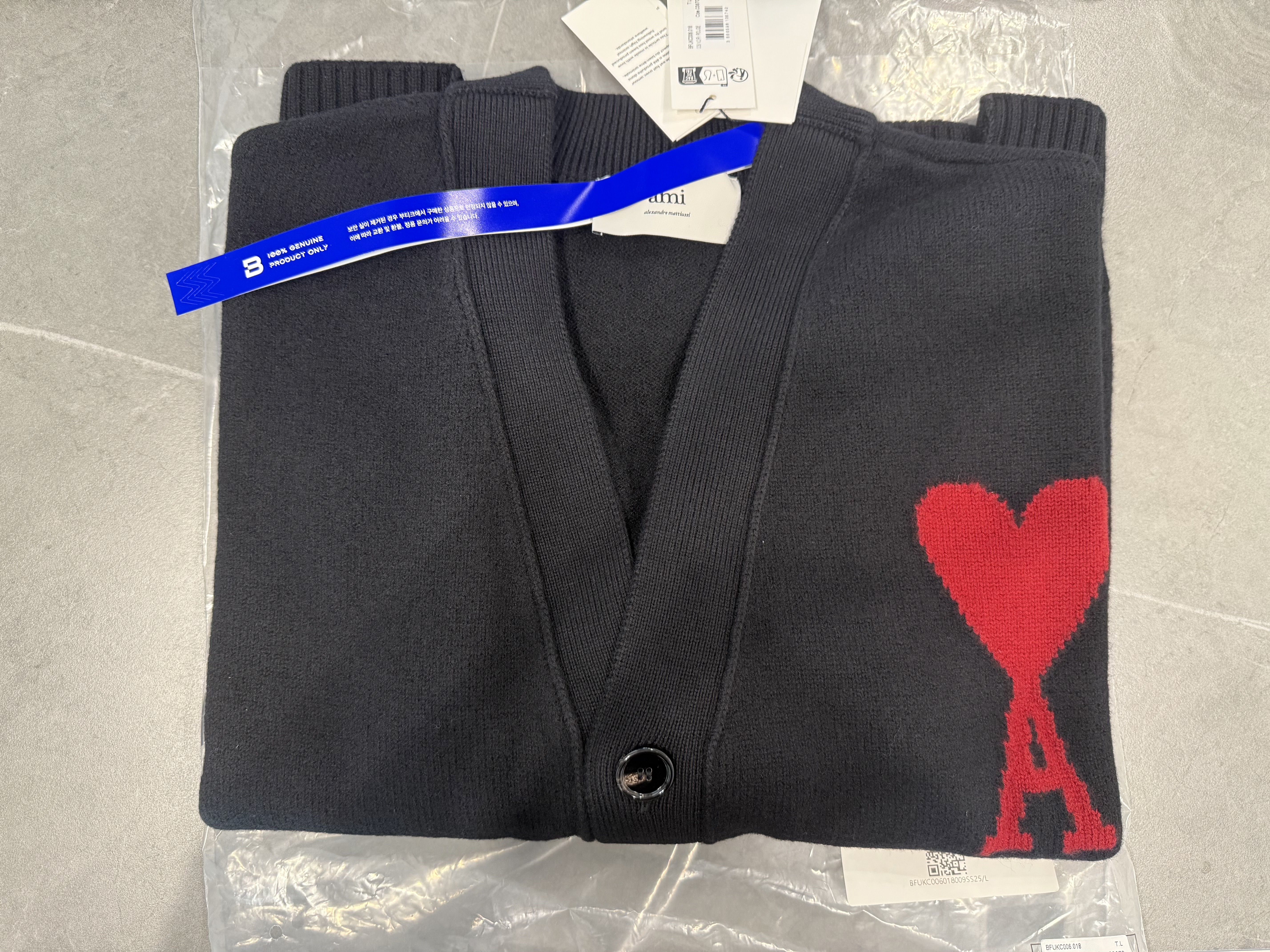 AMI de Coeur Cardigan Black 착용 스타일