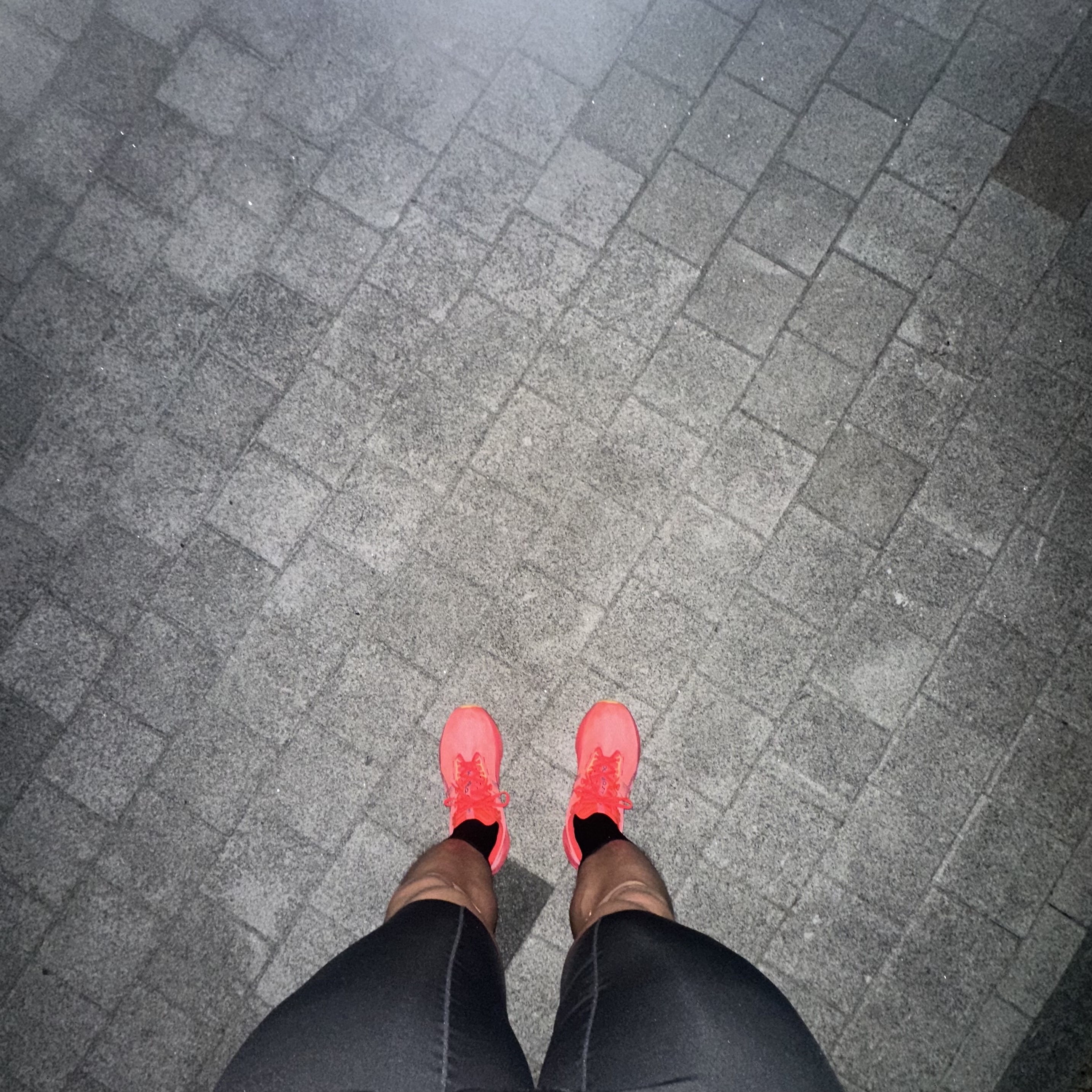 Asics Novablast 5 Flash Red Edo Purple 착용 스타일