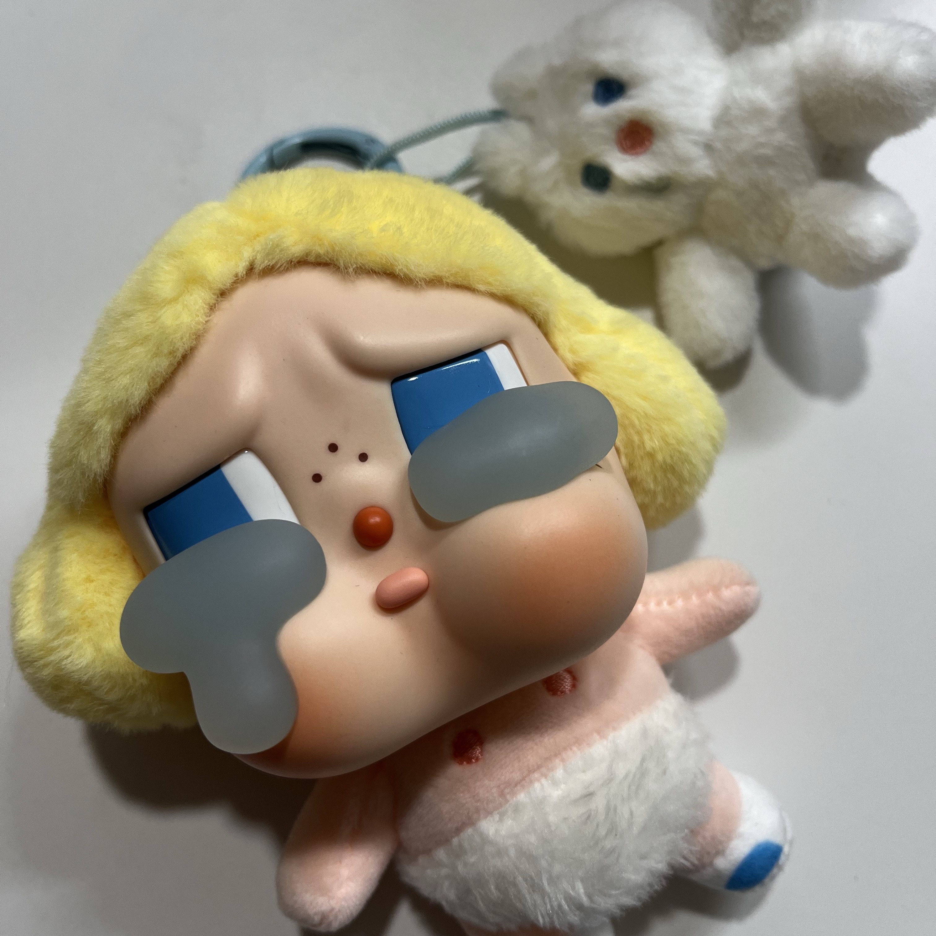 Pop Mart Crybaby Crying Again Series Plush Keyring Baby Blonde (Opened Case) 착용 스타일