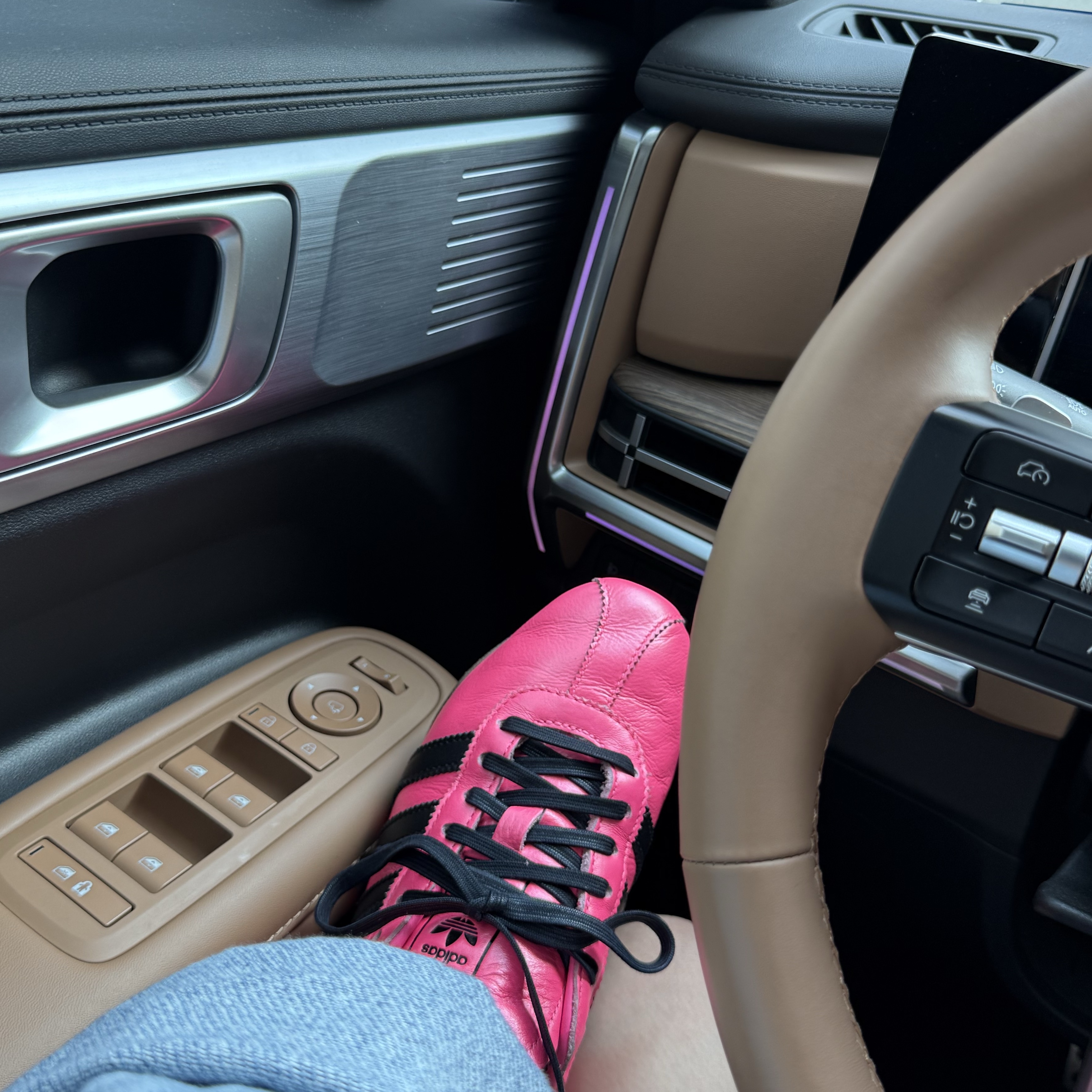 (W) Adidas Tokyo Decon Lucid Pink Core Black 착용 스타일 - 2