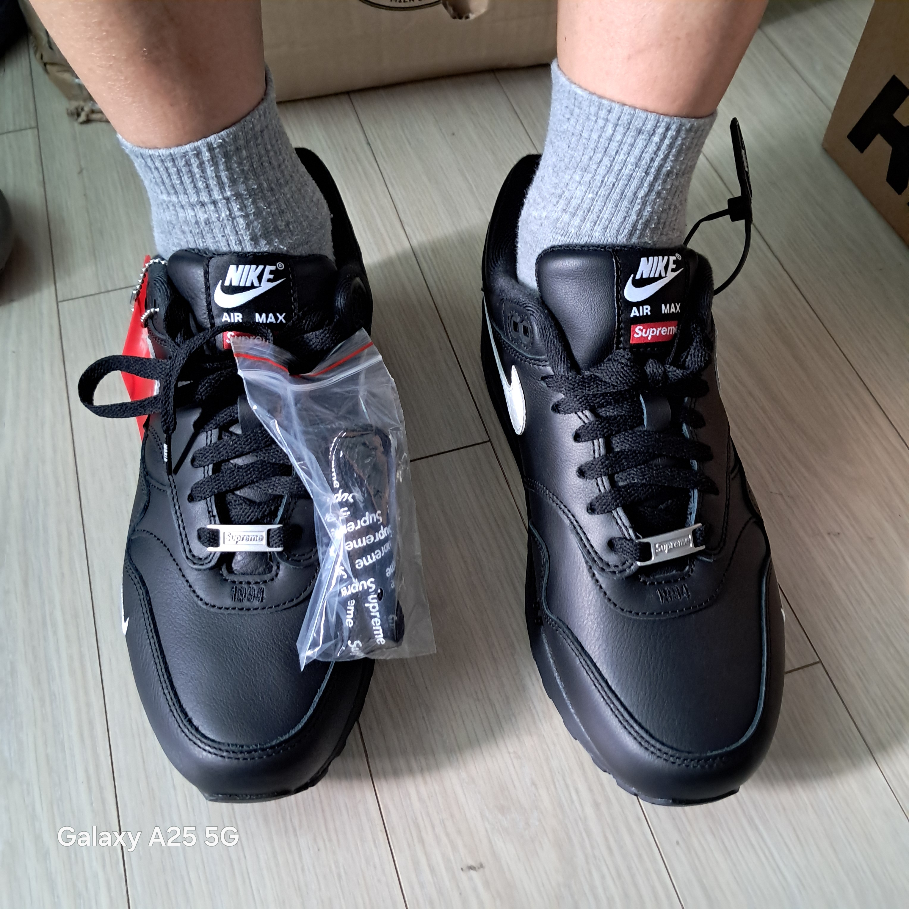 Nike x Supreme Air Max 1 '87 Black White - 25SS 착용 스타일 - 3