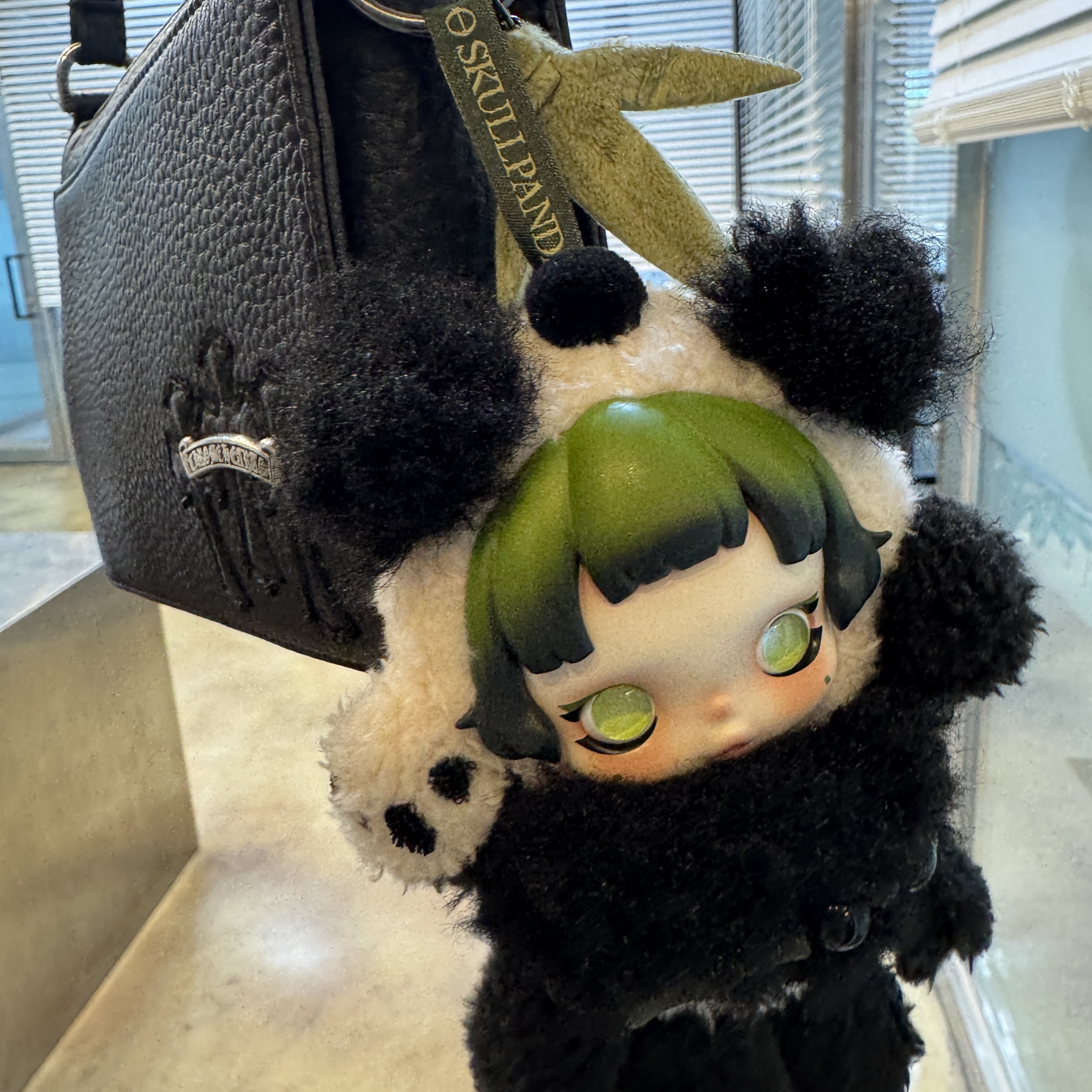 Pop Mart Skullpanda Lazy Panda Plush Doll Pendant 착용 스타일