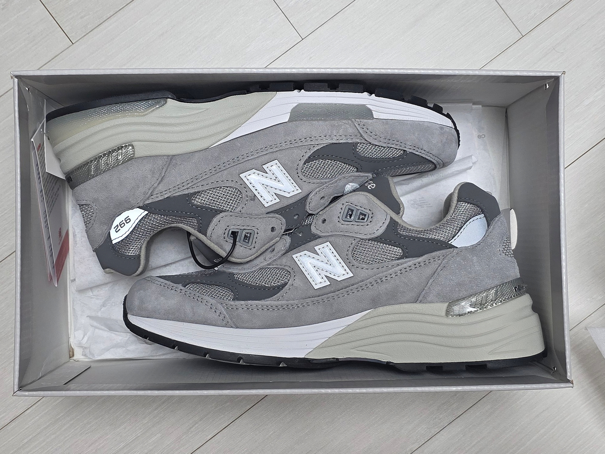 New Balance 992 Made in USA Core Grey Silver Metallic, New Balance 992 Made in USA Grey - D Standard 착용 스타일 - 3