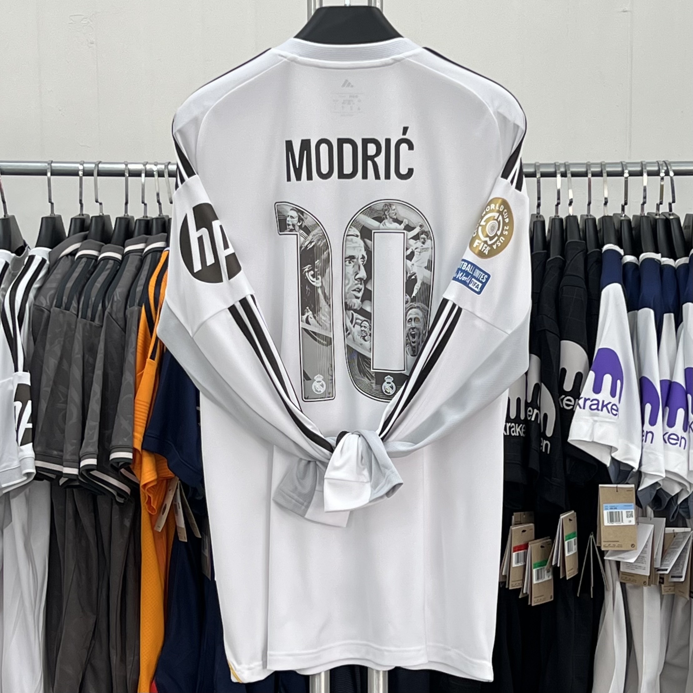 Adidas Real Madrid 99/00 Home Jersey White - KR Sizing (Non Marking Ver.), Adidas Real Madrid Originals Track Top Charcoal Grey - KR Sizing 착용 스타일 - 1