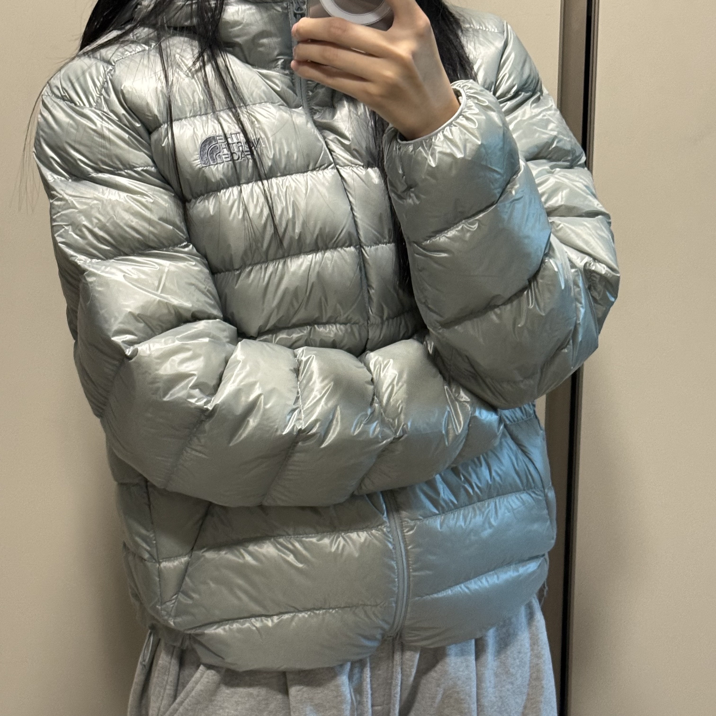 The North Face Matier EX RDS Down Hoodie Light Gray - 25FW, The North Face Wave LT On Jacket Black -25FW 착용 스타일 - 1