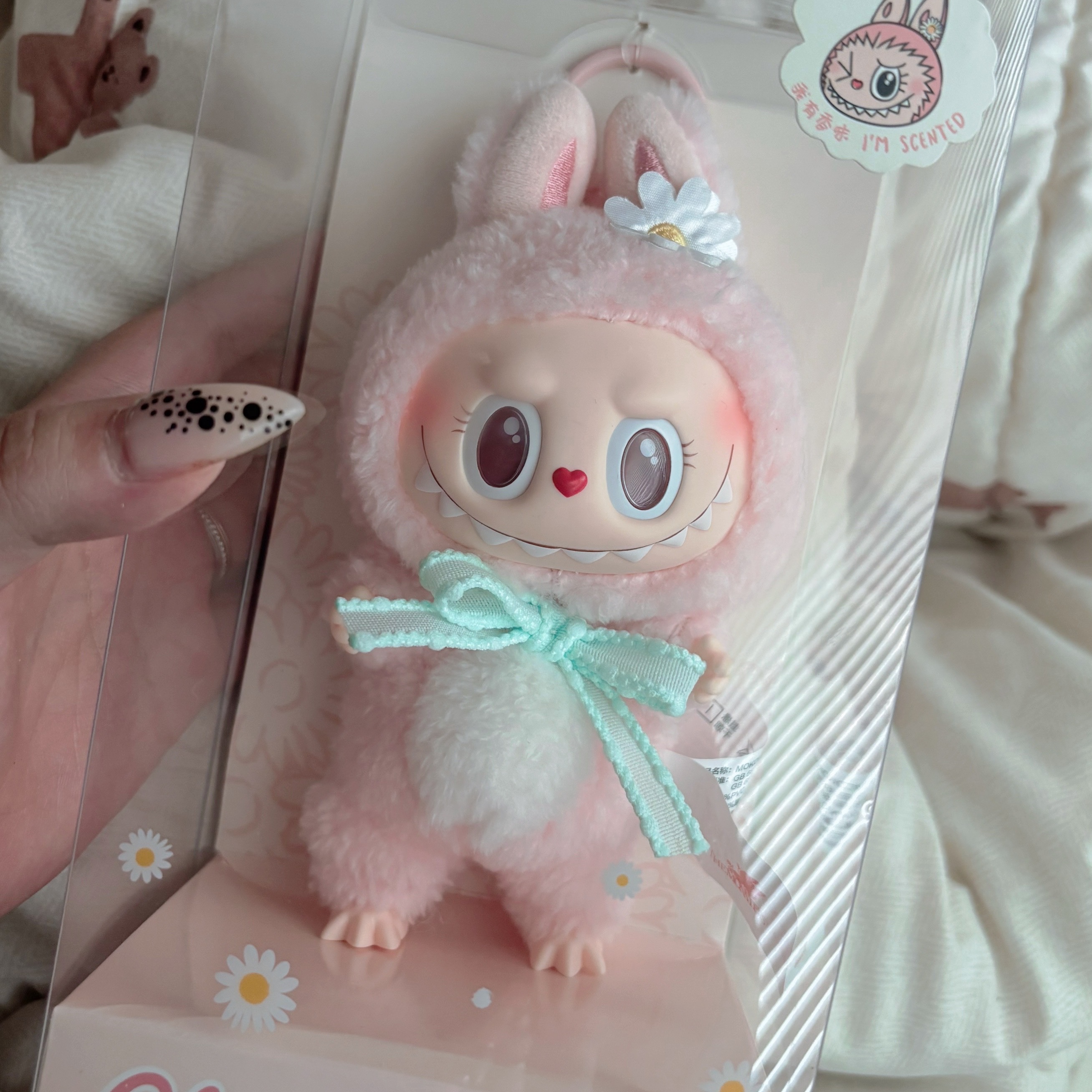 Pop Mart Labubu Mokoko Close to Sweet Vinyl Plush Pendant 착용 스타일 - 3