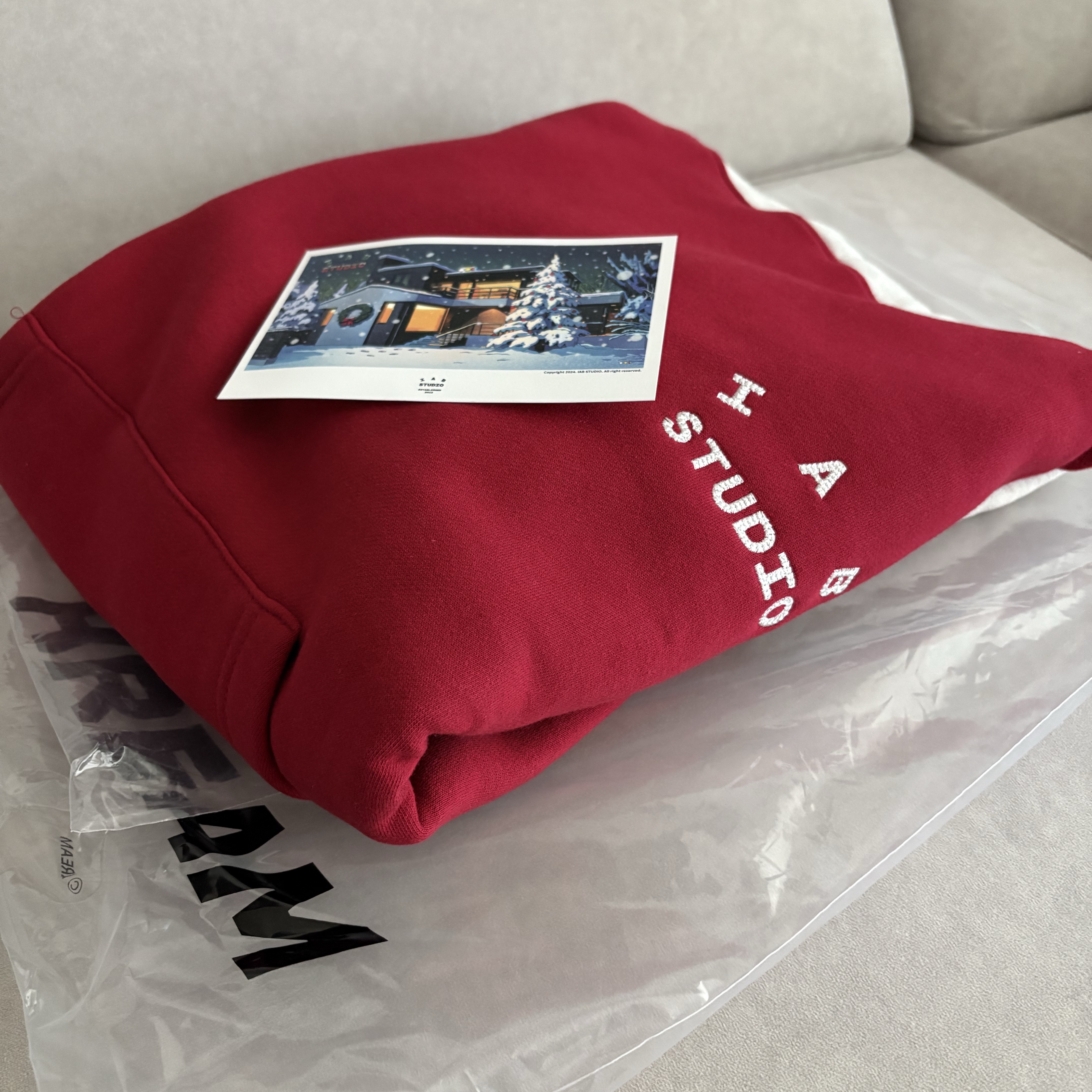 IAB Studio 24 Christmas Hoodie Burgundy Oatmeal 착용 스타일
