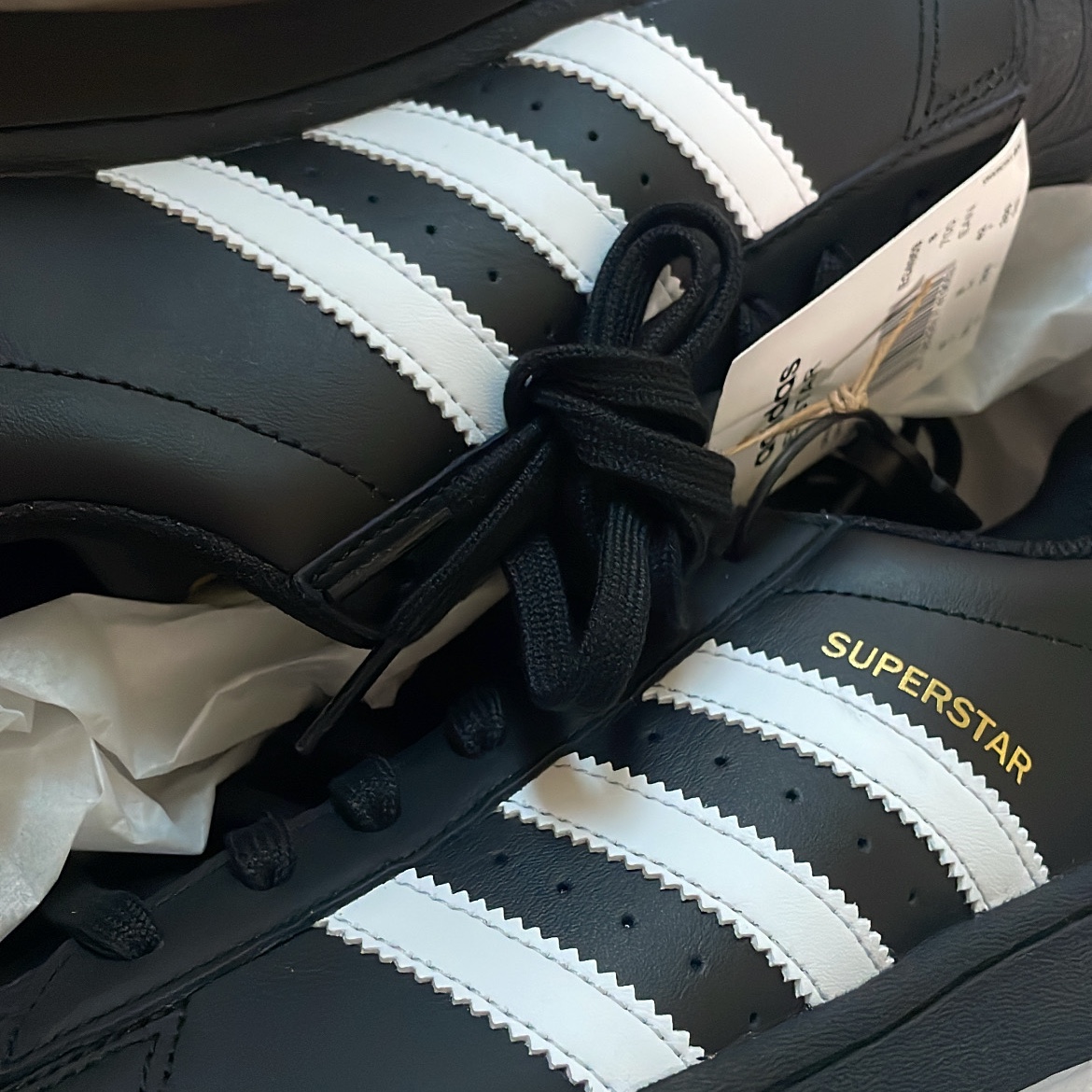 Adidas Superstar Core Black White 착용 스타일