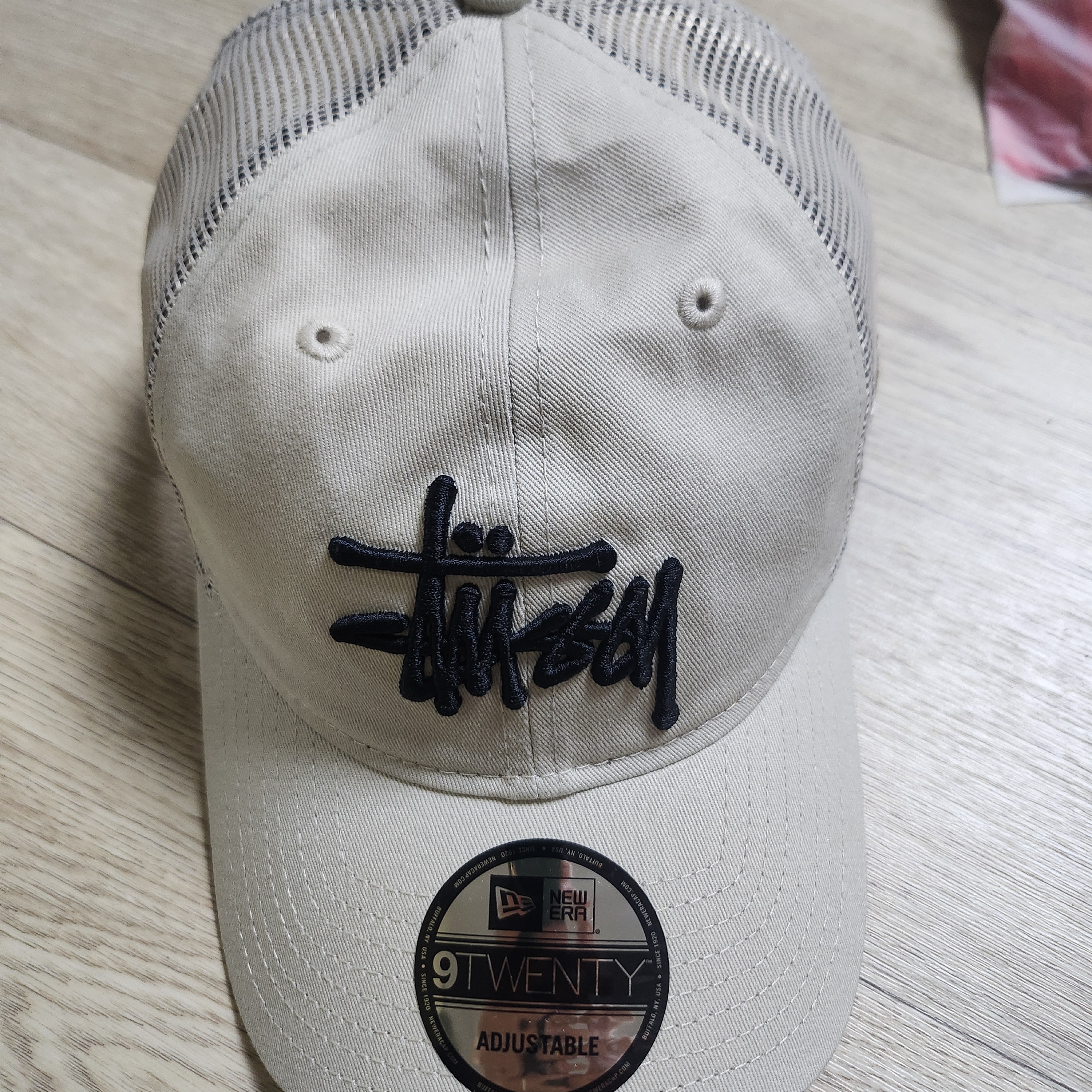 Stussy New Era 9twenty Basic Trucker Stone 착용 스타일