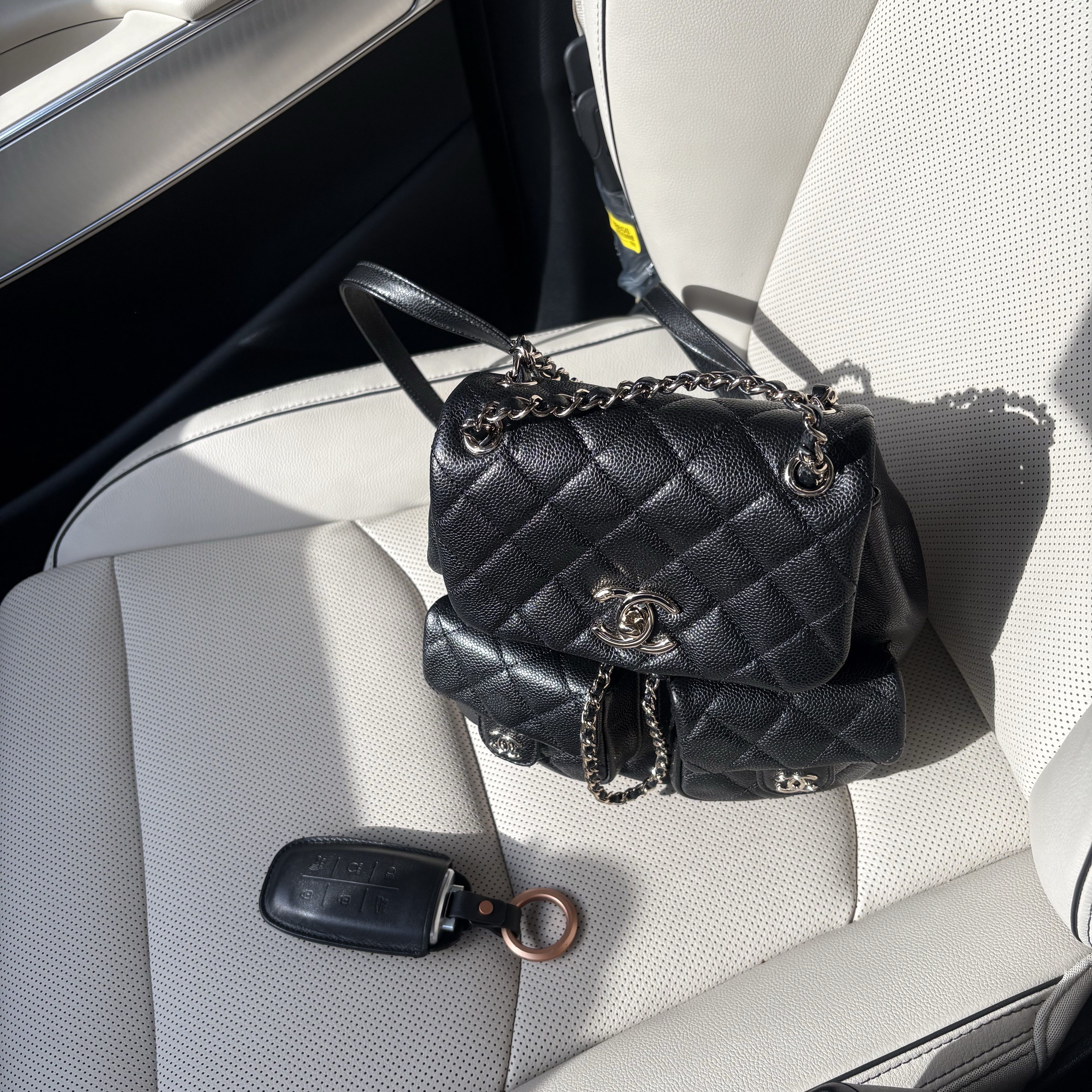 Chanel Backpack Grained Shiny Calfskin & Gold Black 착용 스타일