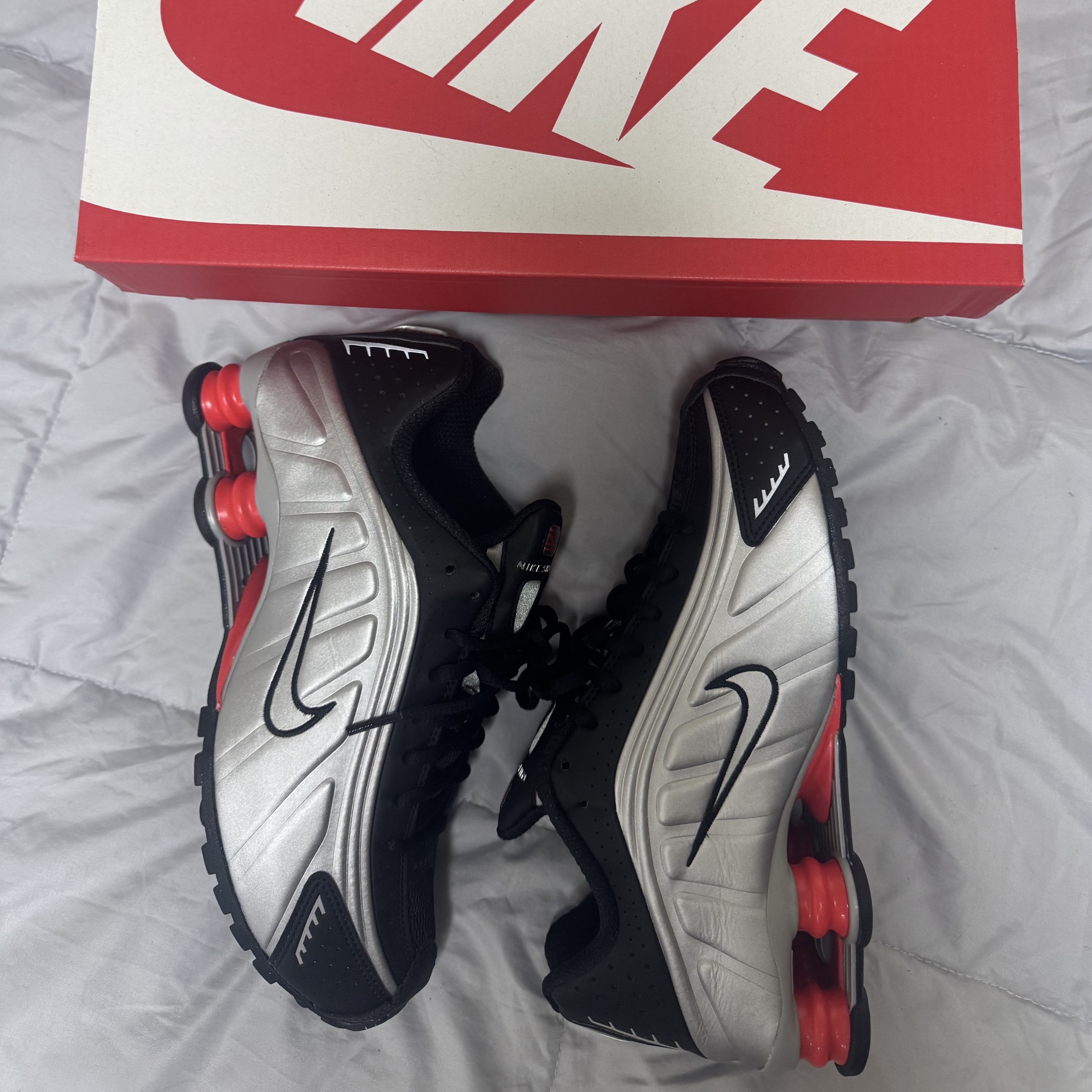 Nike Shox R4 Metallic Silver Red 착용 스타일