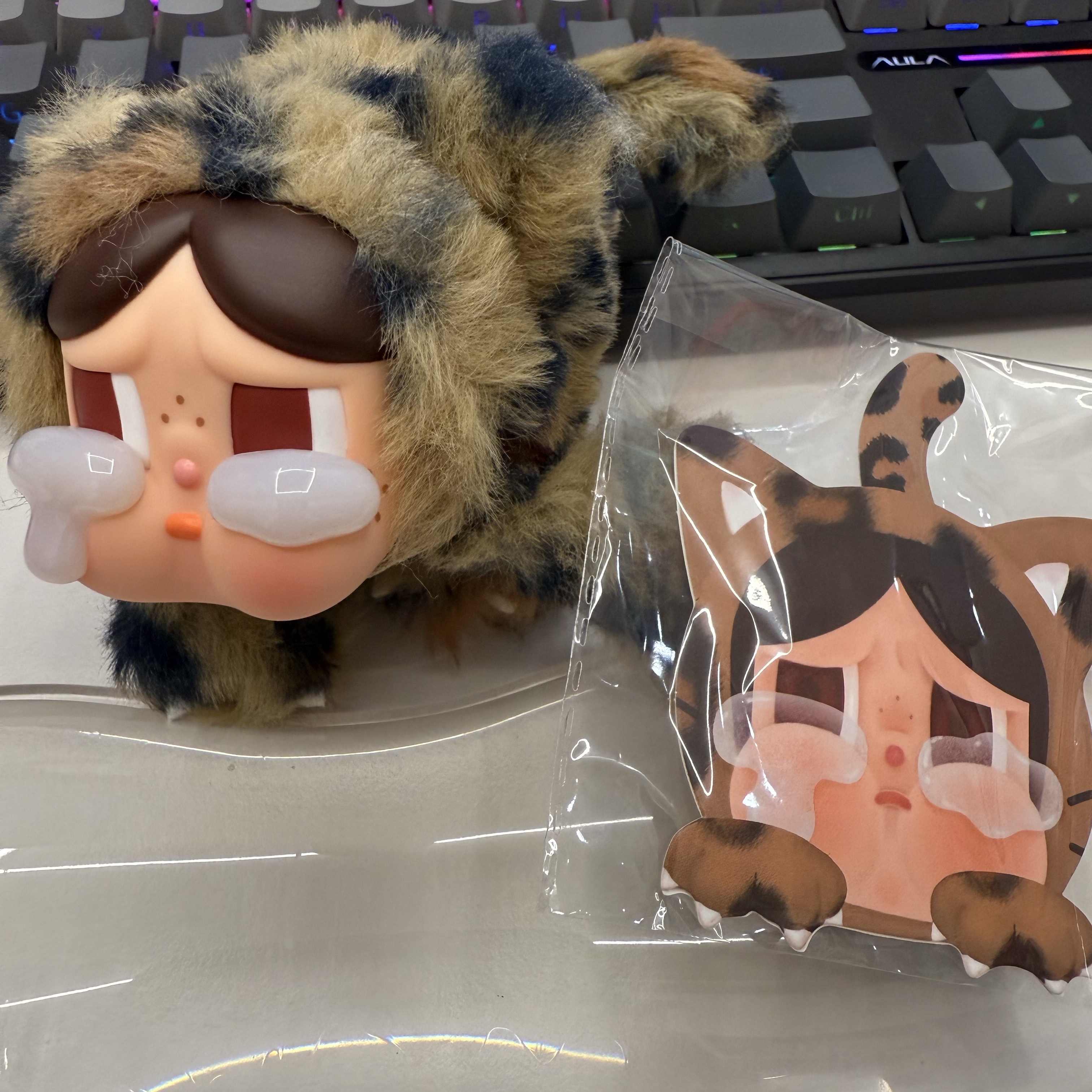Pop Mart Crybaby Wild But Cutie Series Vinyl Plush Pendant (6 Blind Boxes) 착용 스타일