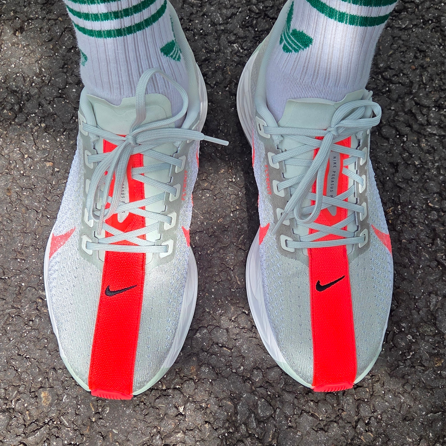 Nike Pegasus Plus Barely Grey Hot Punch 착용 스타일