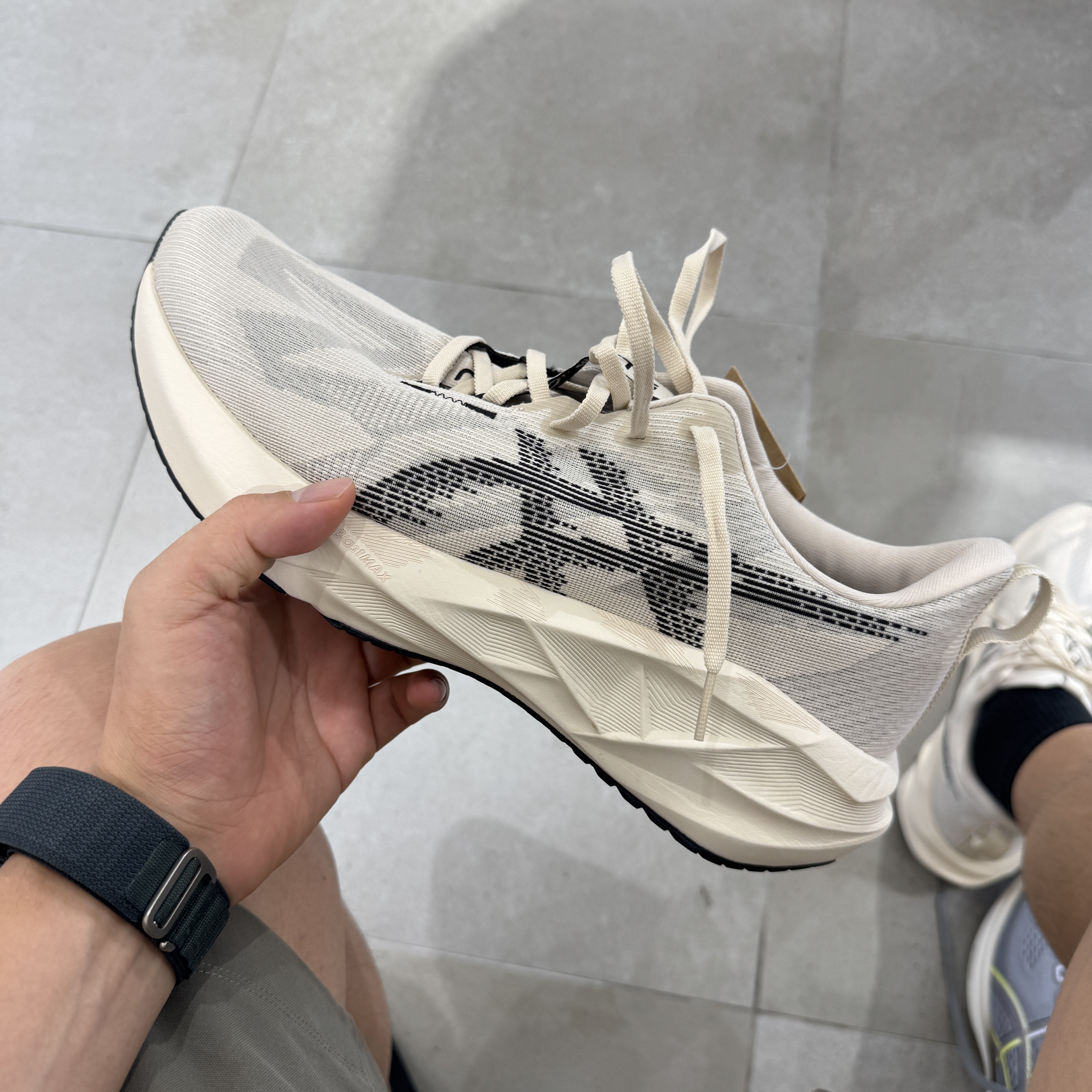 Asics Novablast 5 Oatmeal Black - D Standard 착용 스타일