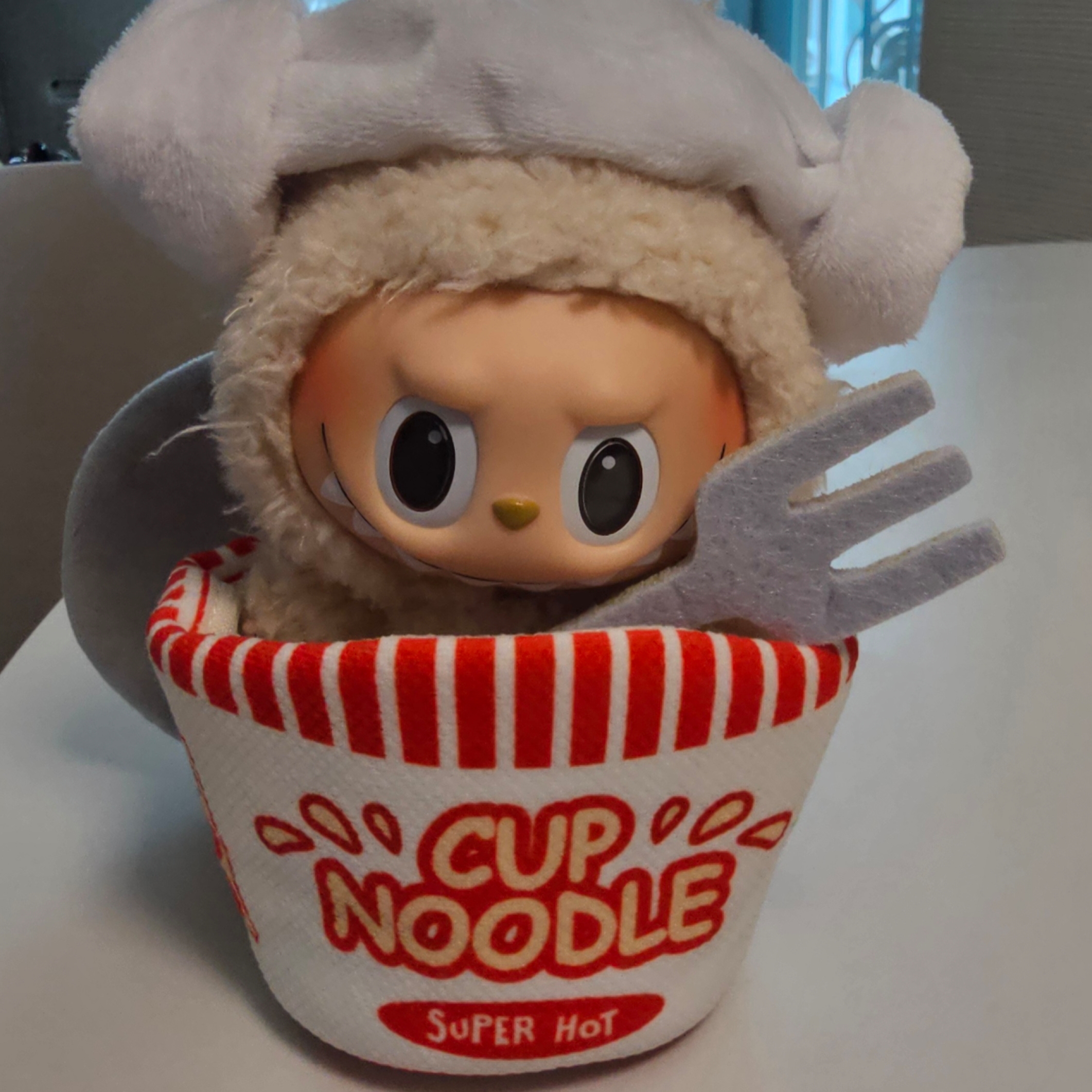 Pop Mart Labubu The Monsters Labubu Tasty Macarons Series Soymilk Keyring 착용 스타일 - 4