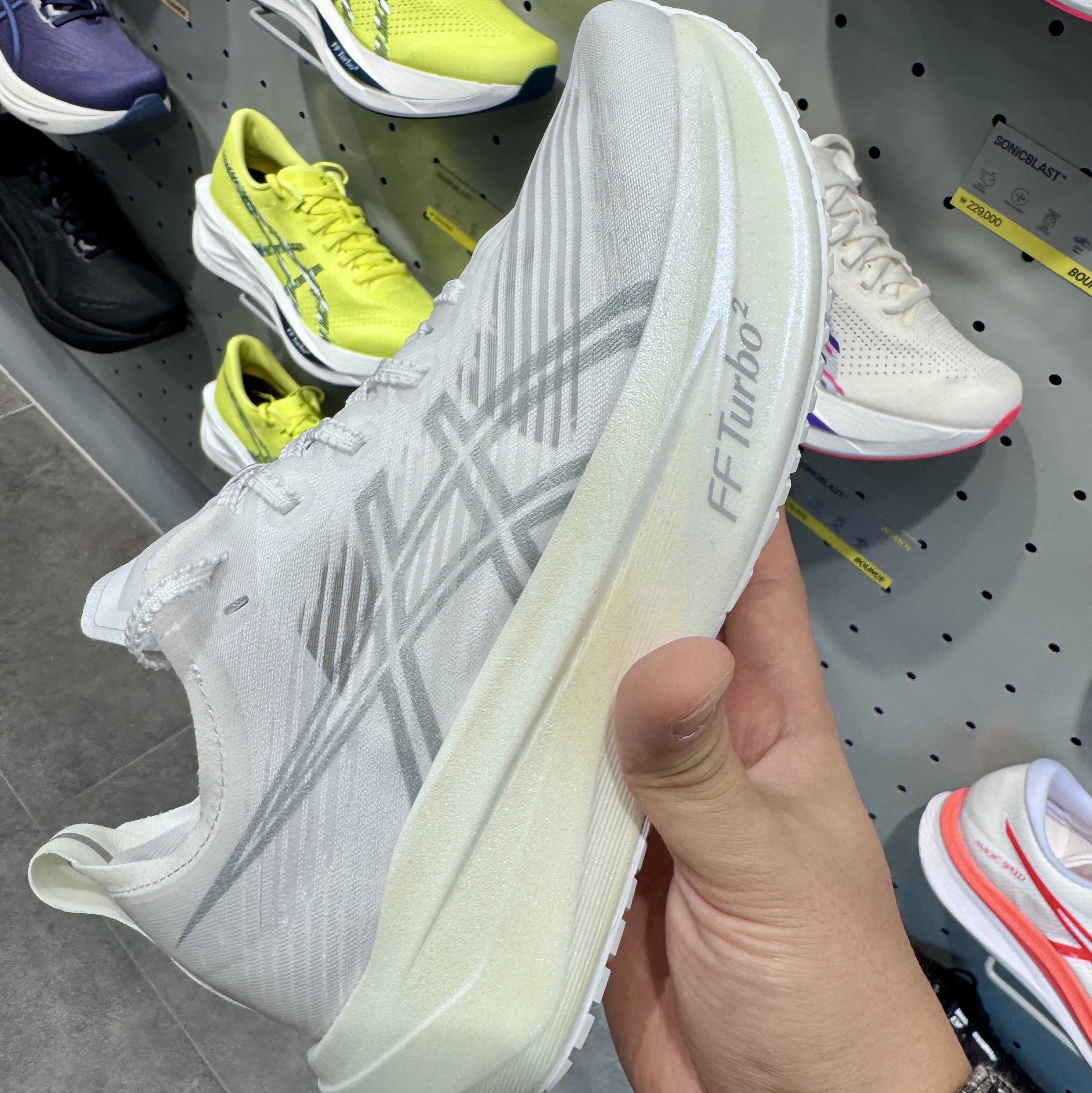 Asics Megablast Edo Purple Black, Asics Megablast White Piedmont Grey 착용 스타일 - 2