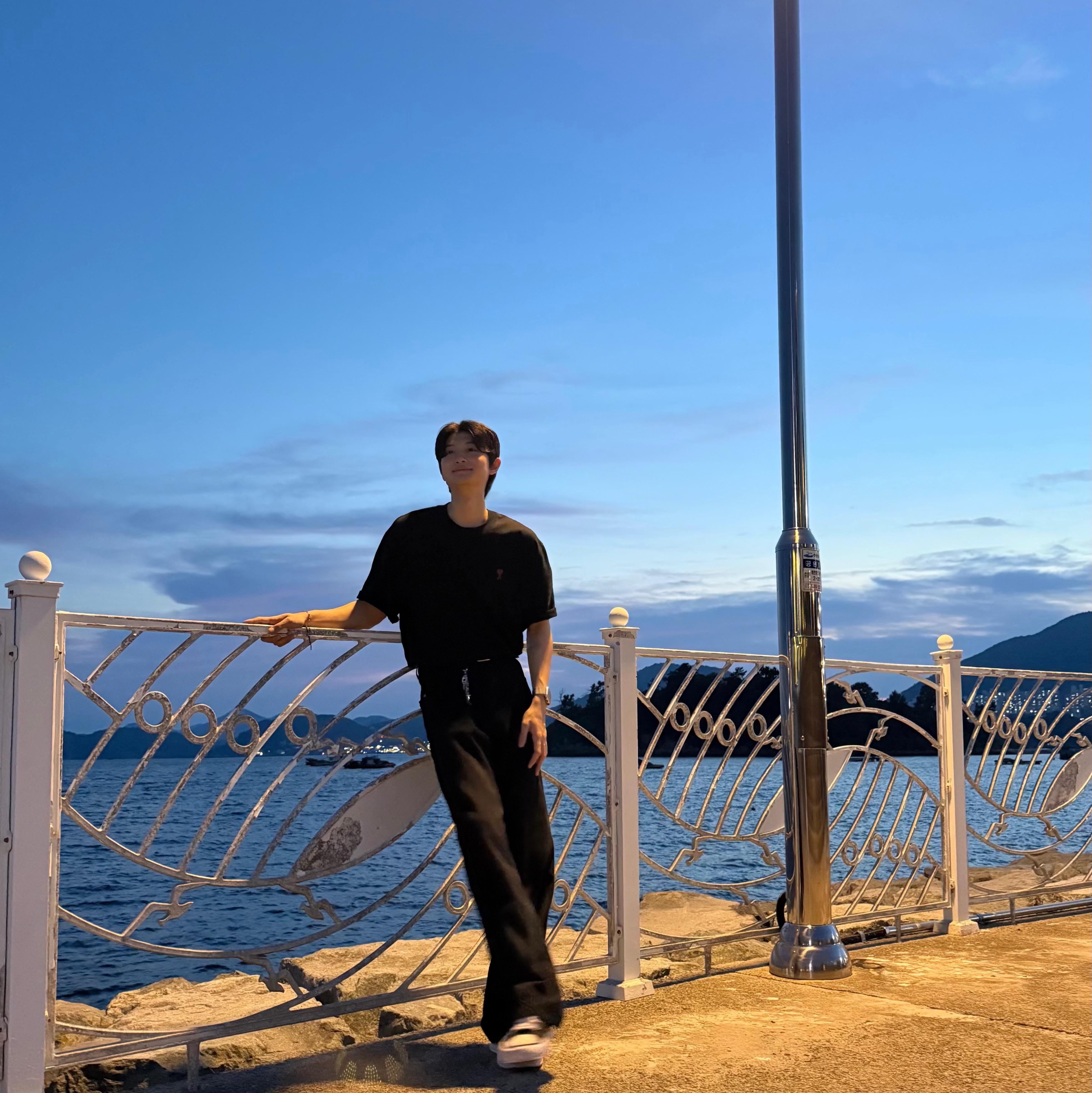 Maison Mihara Yasuhiro Peterson OG Sole Canvas Low Sneakers Black, AMI de Coeur T-Shirt Black 착용 스타일 - 1
