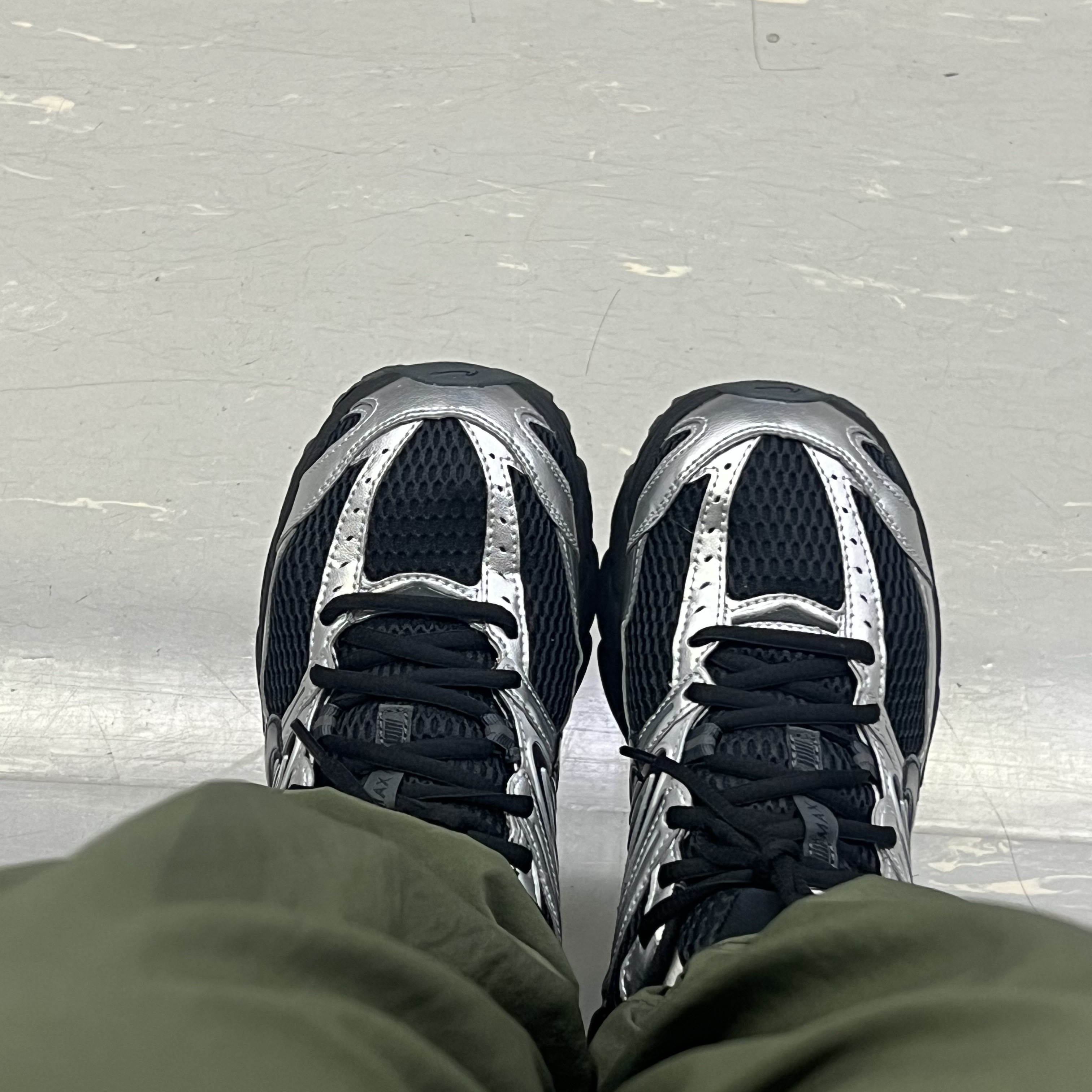 (W) Nike Air Max Moto 2K Black Metallic Silver 착용 스타일 - 1