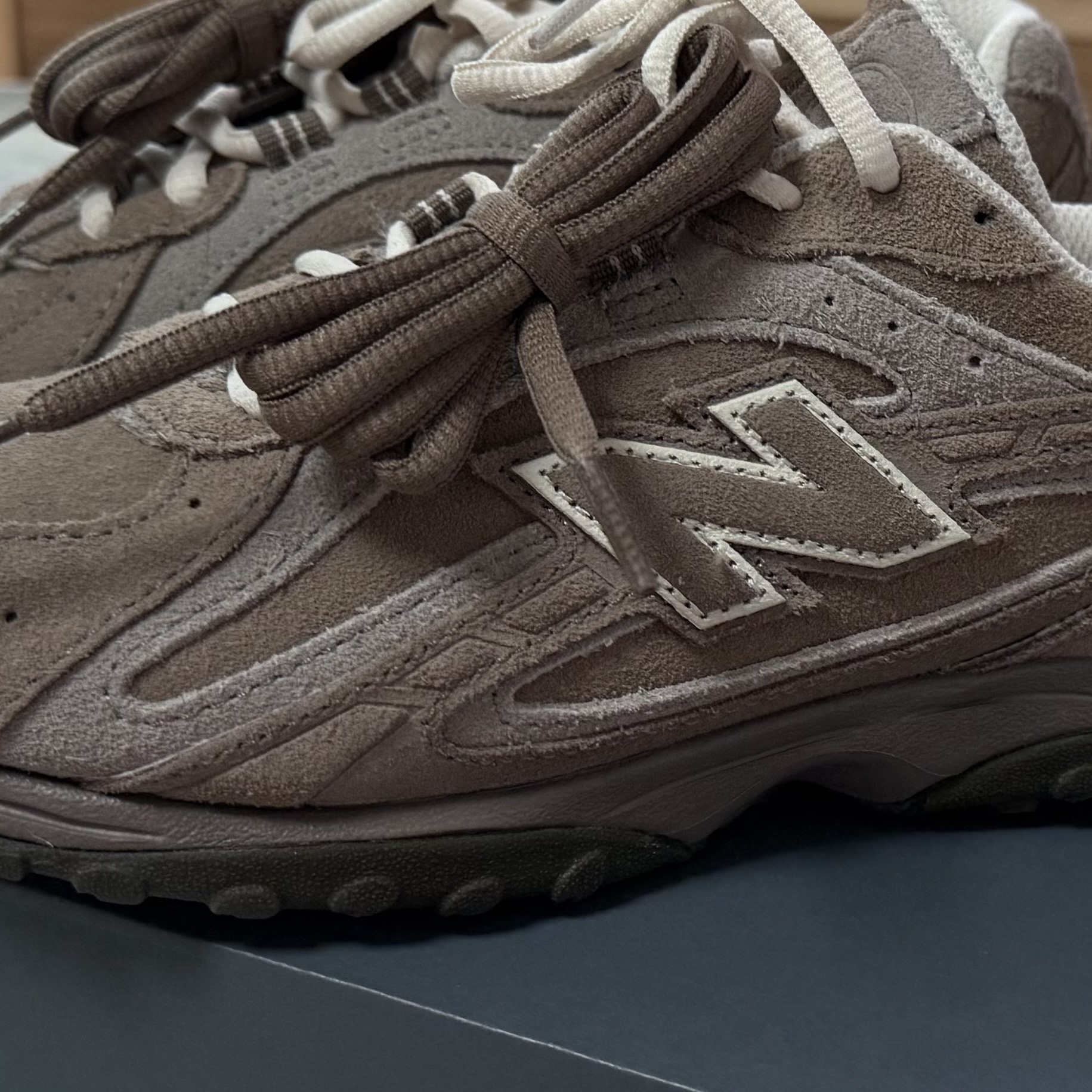 New Balance 204L Suede Mushroom Arid Stone 착용 스타일