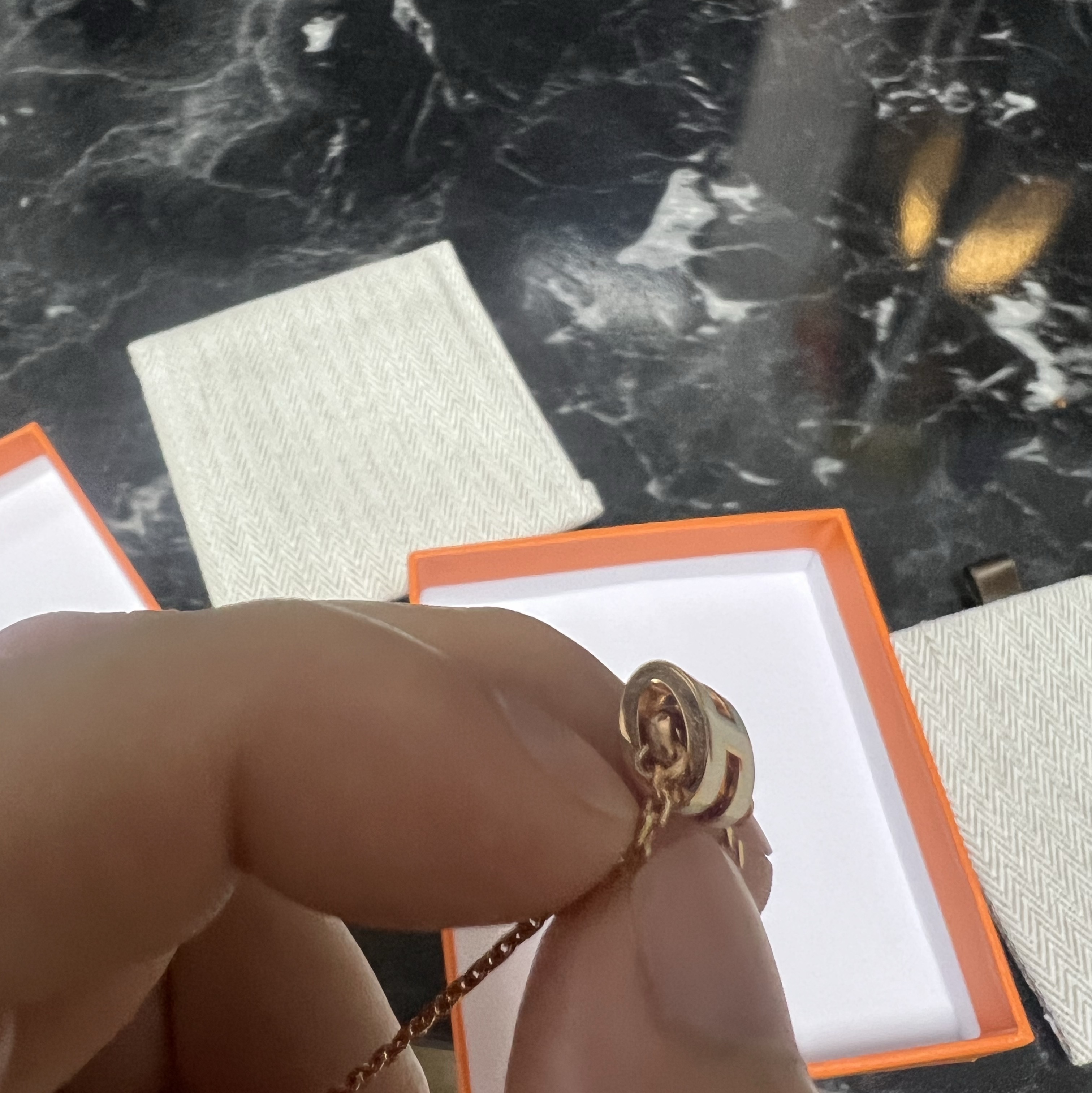 (W) Hermes Mini Pop H Pendant Rose Gold & Blanc 착용 스타일