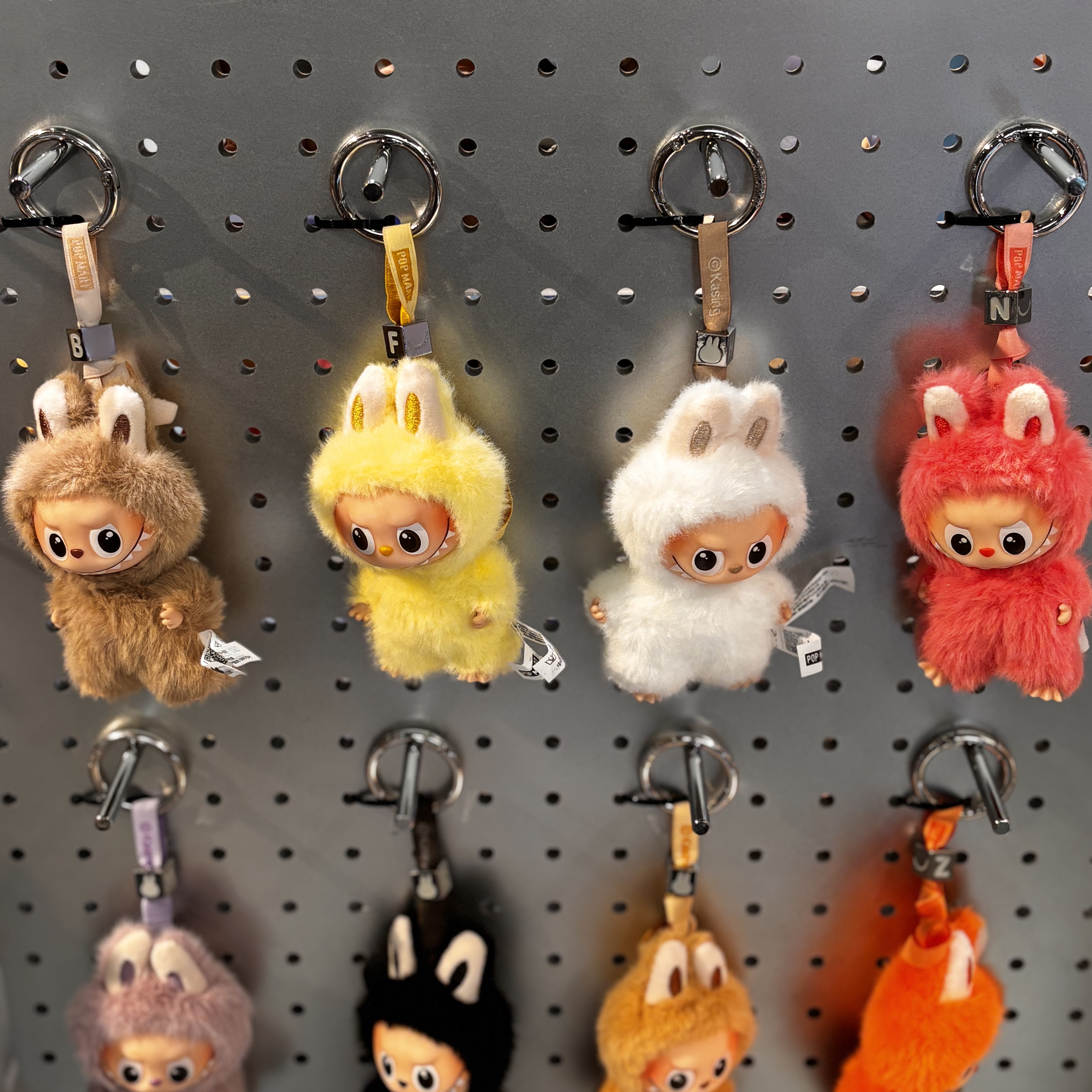 Pop Mart Labubu The Monsters Pin For Love Series Vinyl Plush Pendant Sealed Case (A-M) (14 Blind Boxes), Pop Mart Labubu The Monsters Pin For Love Series Vinyl Plush Pendant Sealed Case (N-Z) (14 Blind Boxes) 착용 스타일 - 1