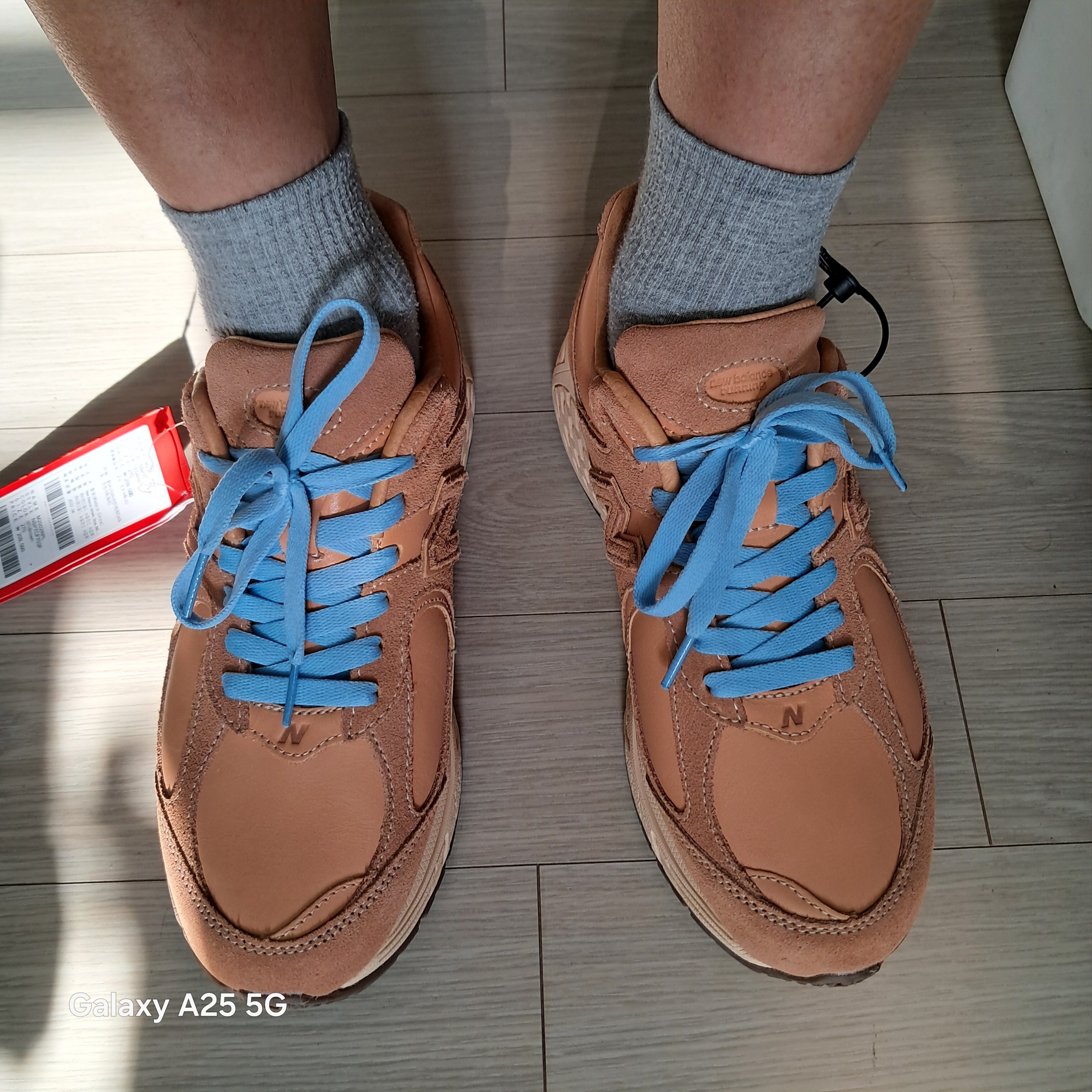 New Balance 2002R Premium Leather Pack Toast 착용 스타일 - 2