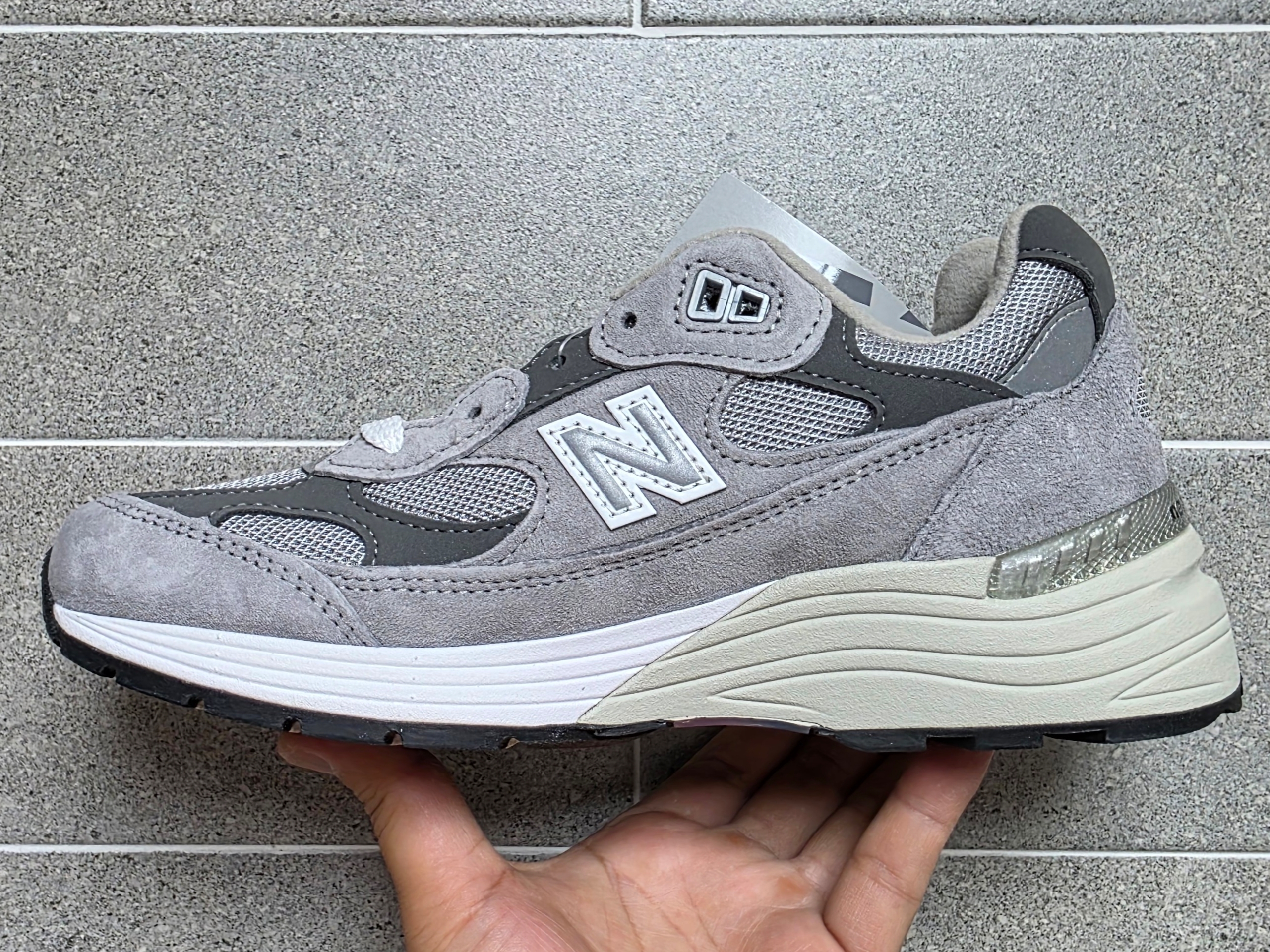 New Balance 992 Made in USA Core Grey Silver Metallic, New Balance 992 Made in USA Grey - D Standard 착용 스타일 - 4