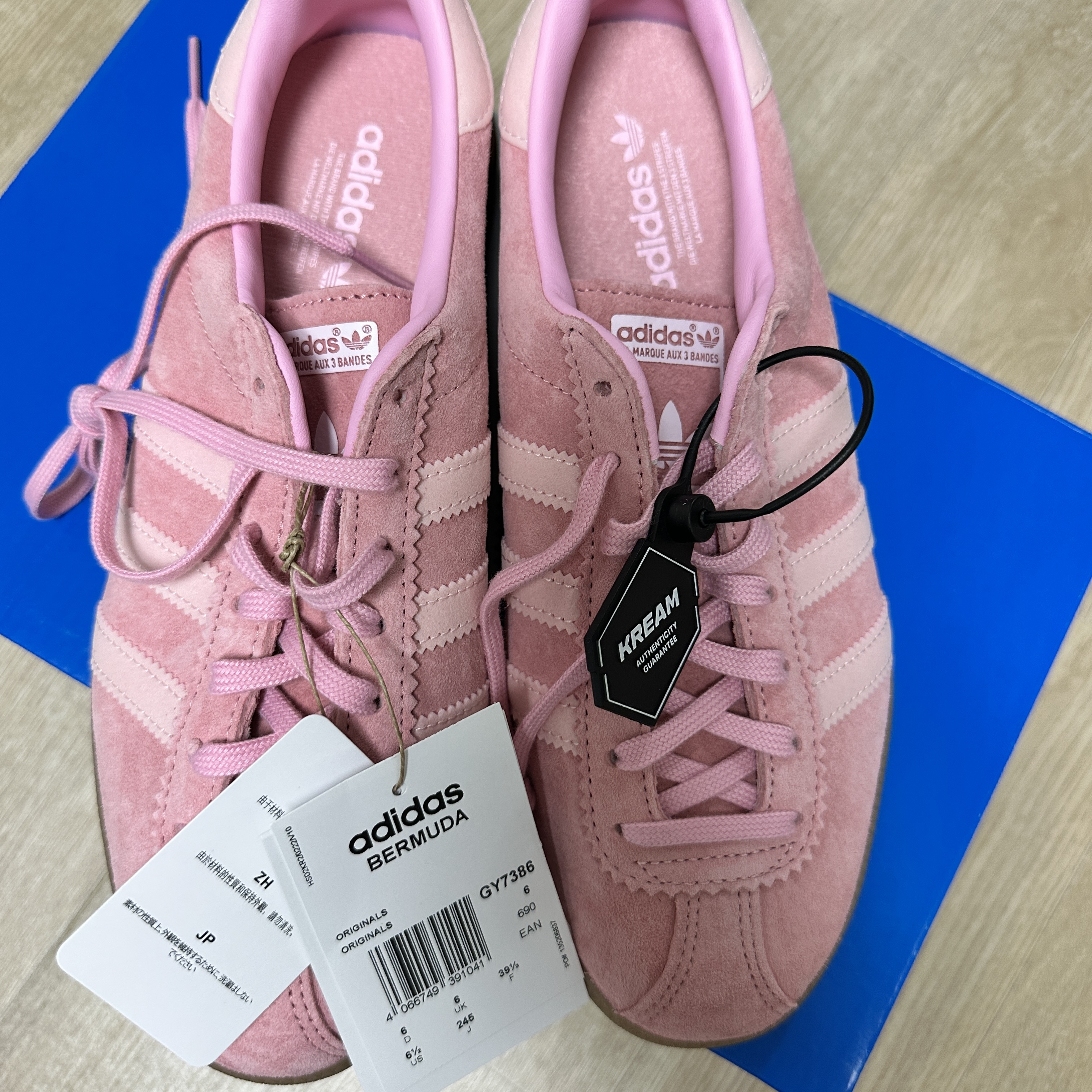 Adidas Bermuda Glow Pink 착용 스타일