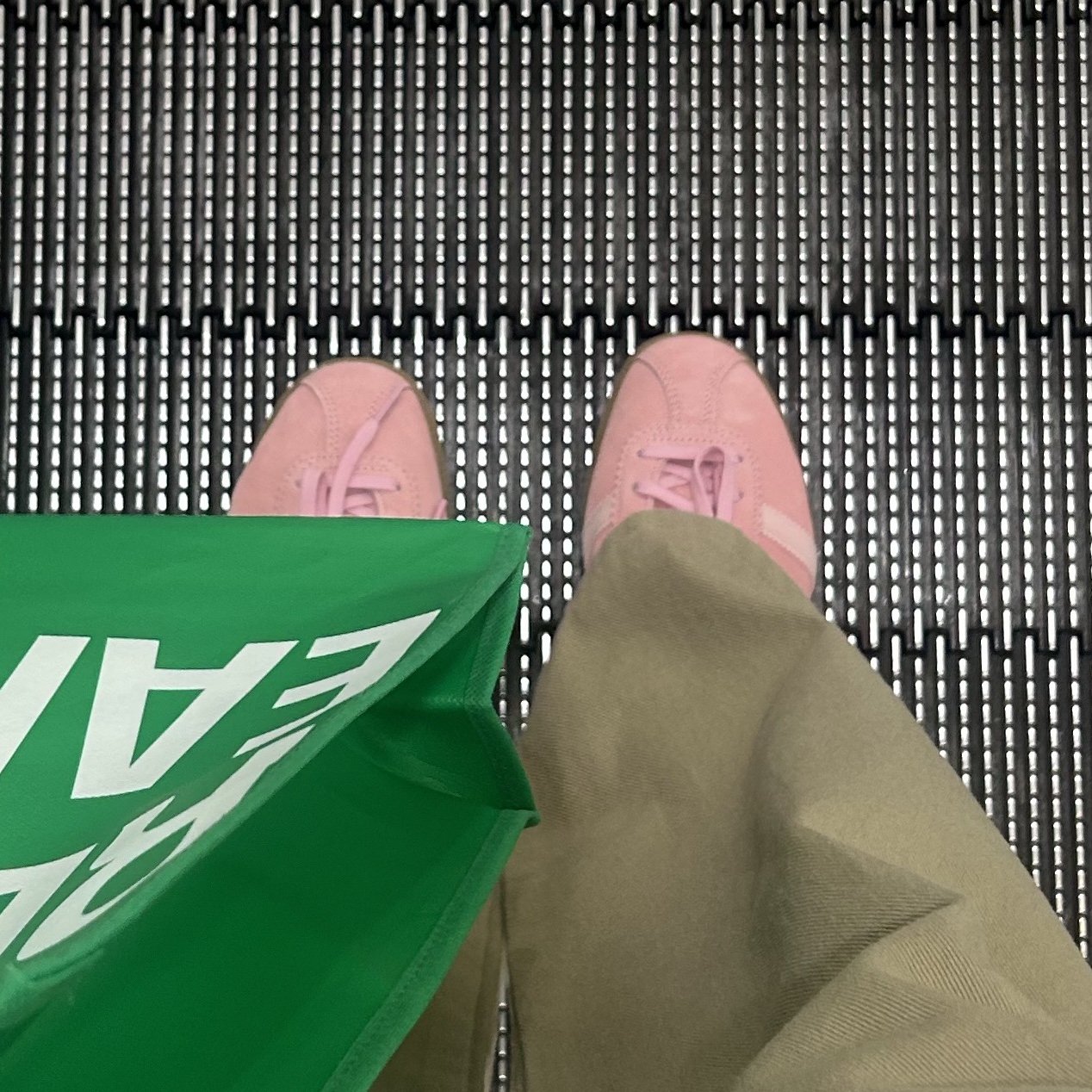 Adidas Bermuda Glow Pink 착용 스타일