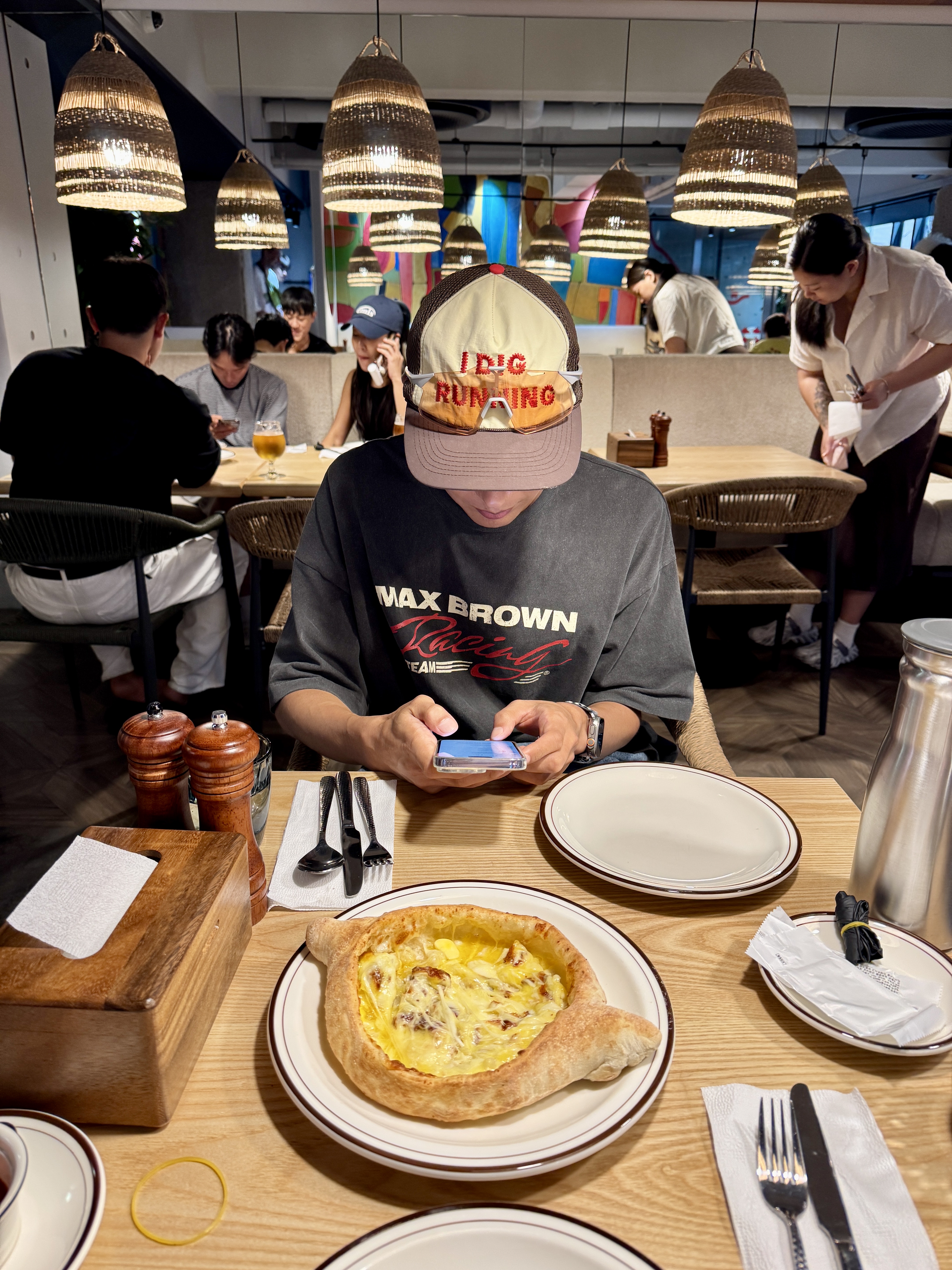 Alex Zono I Dig Running Trucker Hat OG Brown, 100% Hypercraft Matte Stone Grey Hiper Coral Lens 착용 스타일 - 1