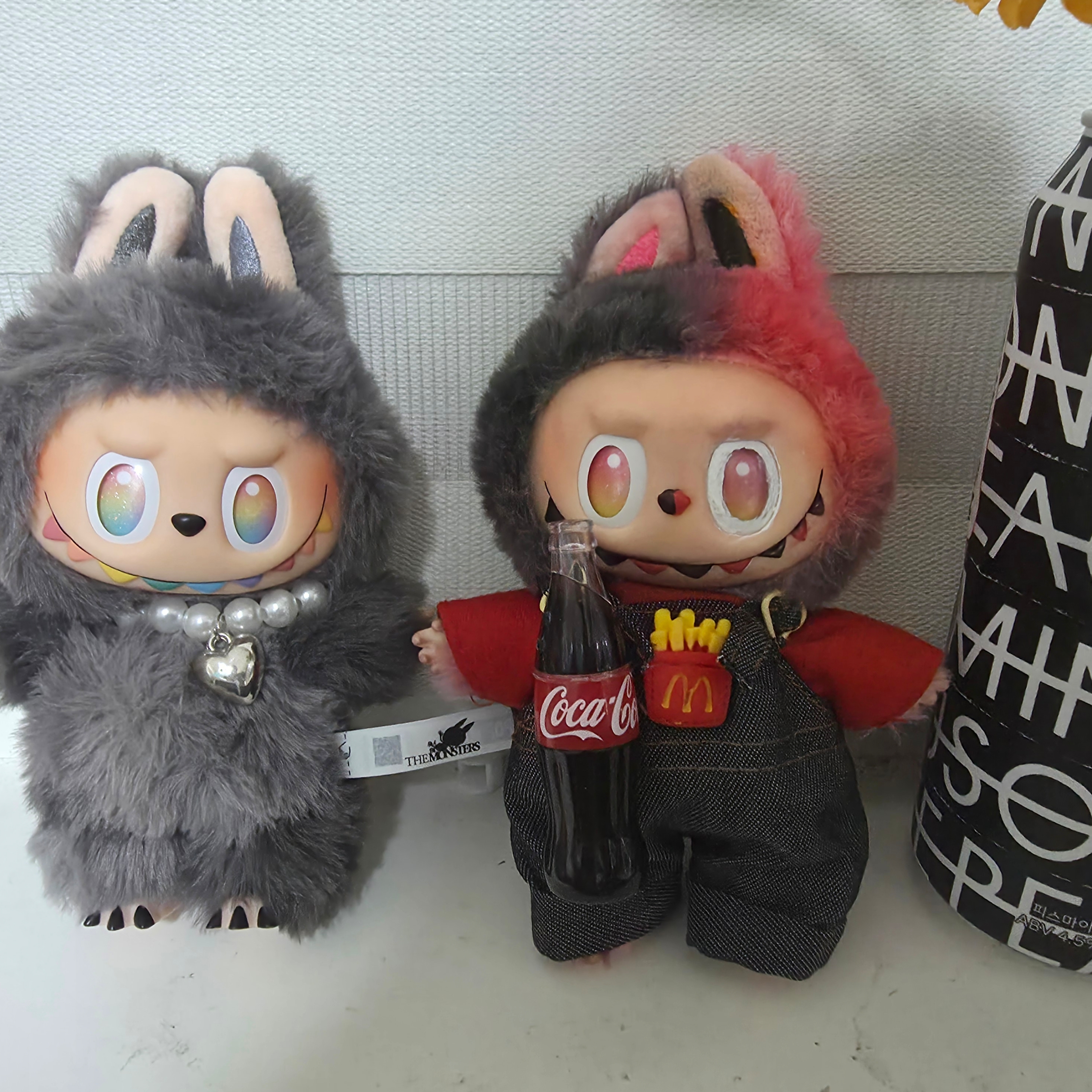Pop Mart Labubu Coca Cola Series Keyring Sealed Case (1 Blind Box), Pop Mart Labubu The Monsters Highlight Series ID Keyring (Opened Case) 착용 스타일 - 2