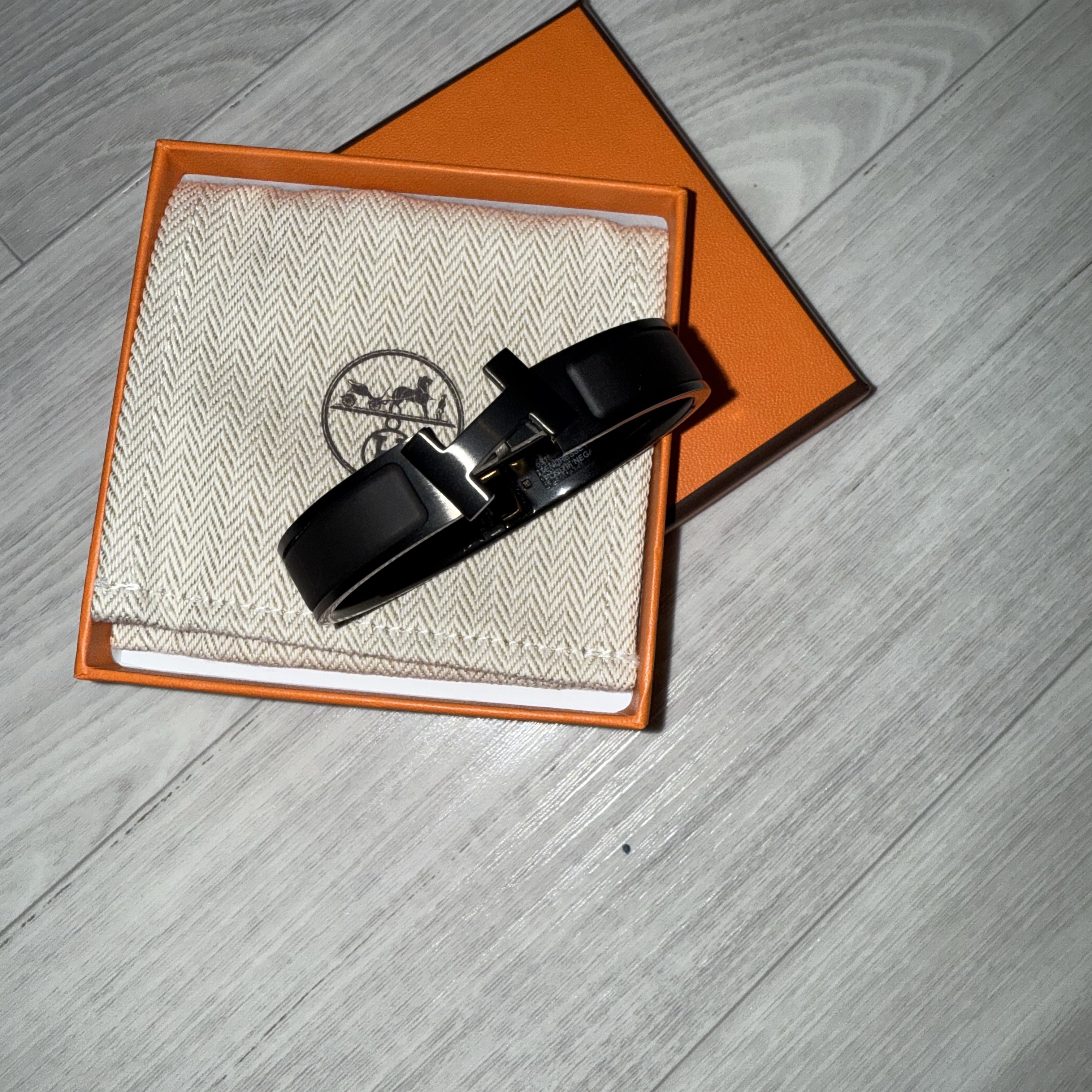 Hermes Clic HH Bracelet So Black & Noir Mat 착용 스타일 - 1