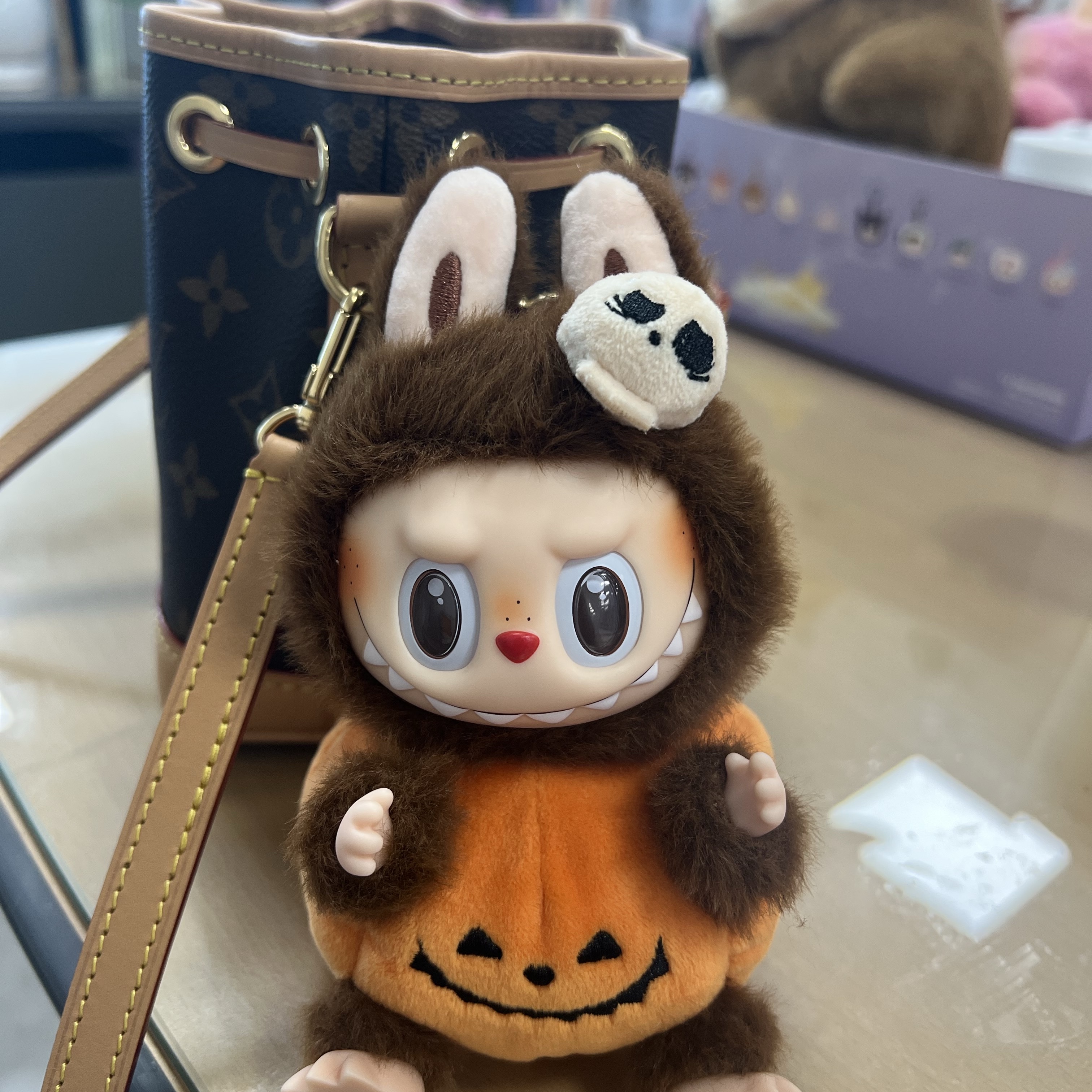 Pop Mart Labubu Halloween Party Series Pumpkin Toy Keyring 착용 스타일