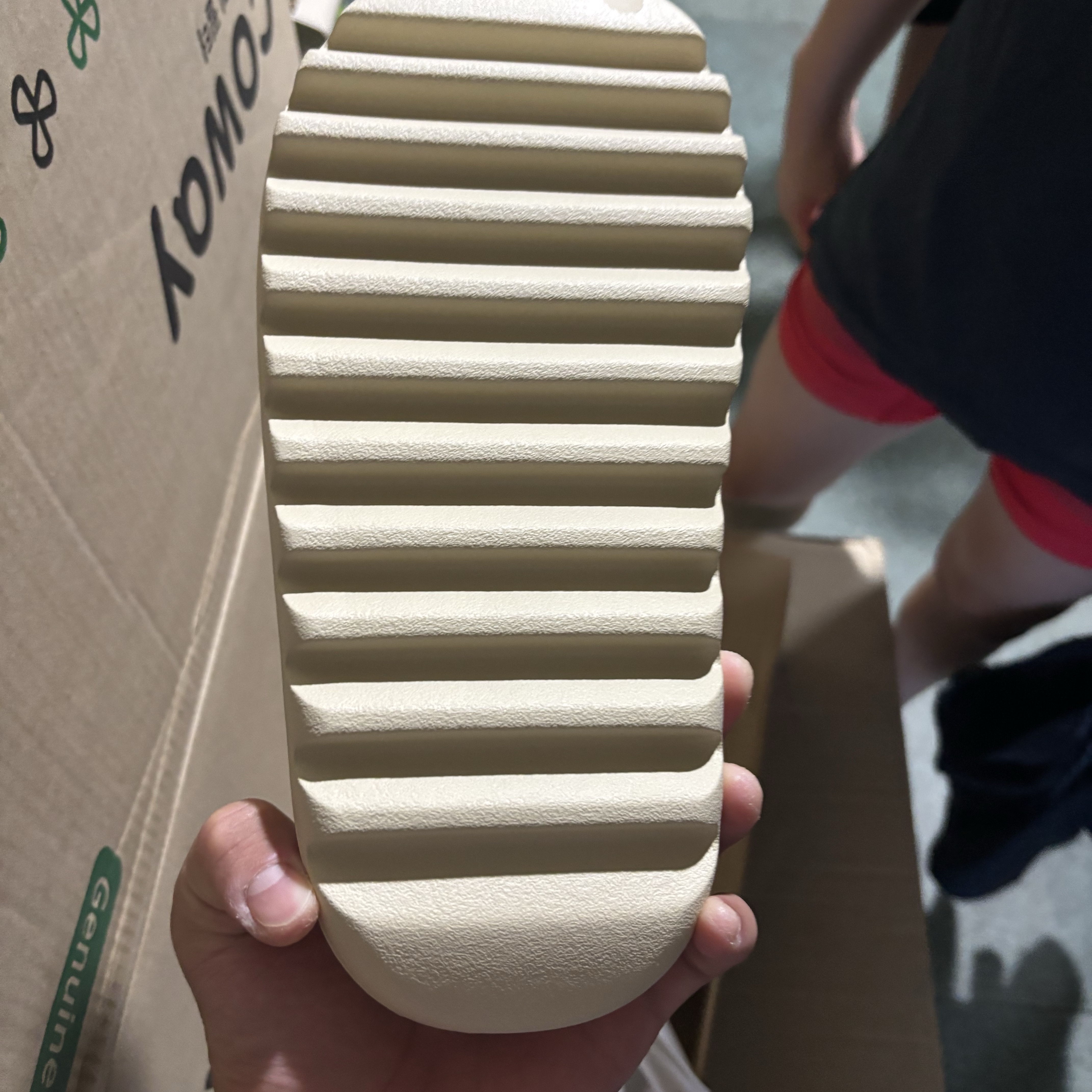 Adidas Yeezy Slide Bone 2022/2023 착용 스타일 - 2