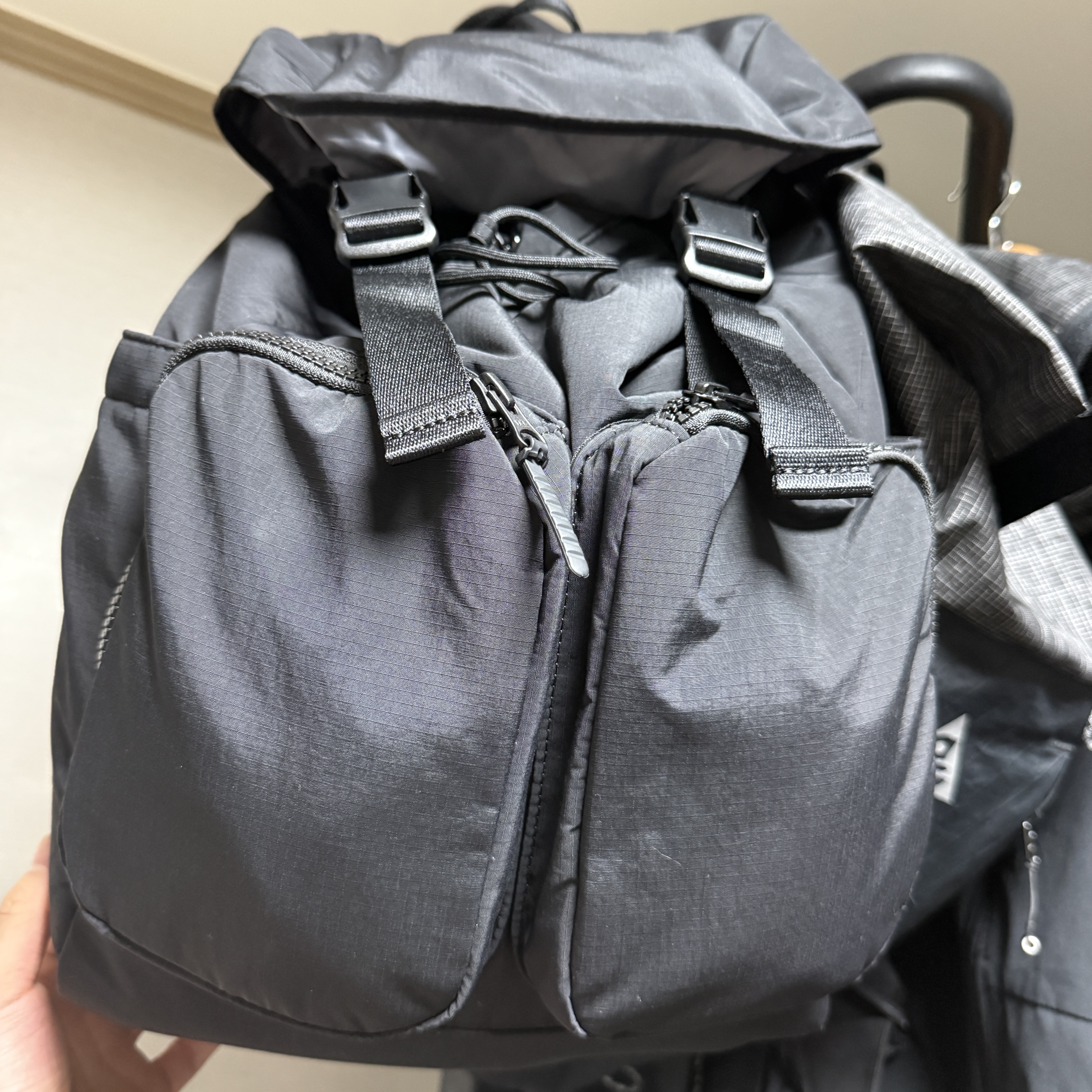 Uniqlo Multi Pocket Backpack Black 착용 스타일