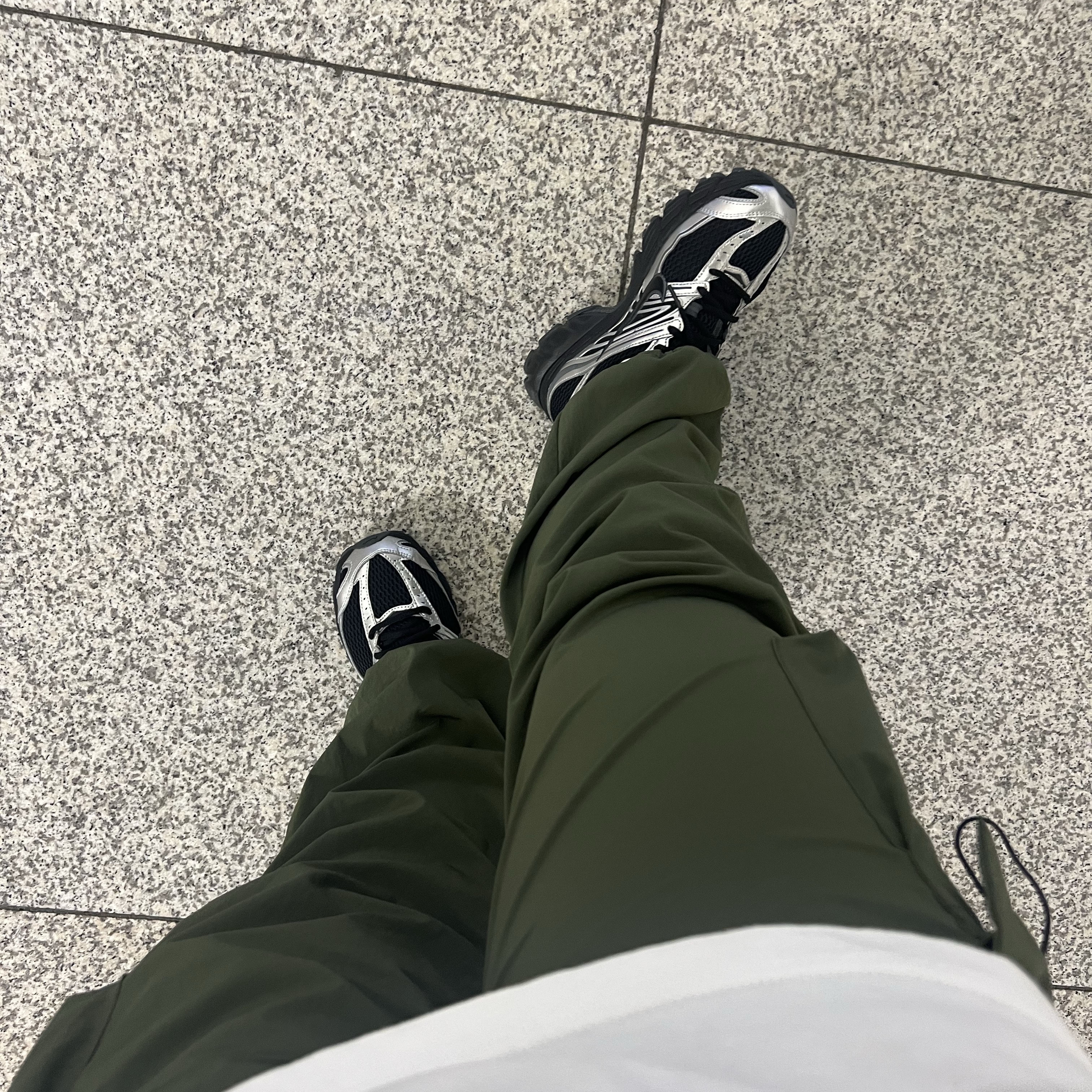 (W) Nike Air Max Moto 2K Black Metallic Silver 착용 스타일 - 2