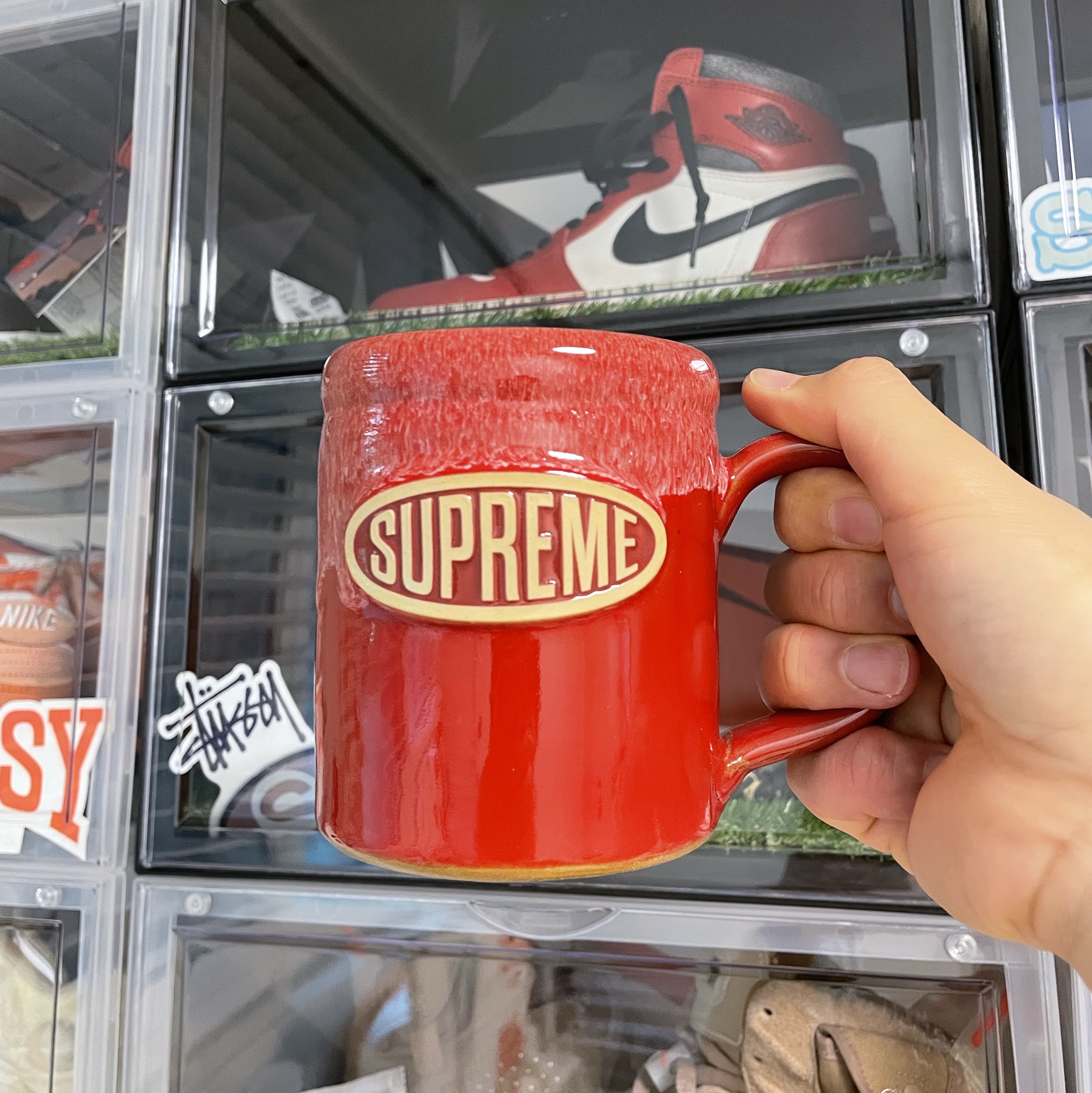 Supreme x Deneen Camper Mug Red - 25SS 착용 스타일